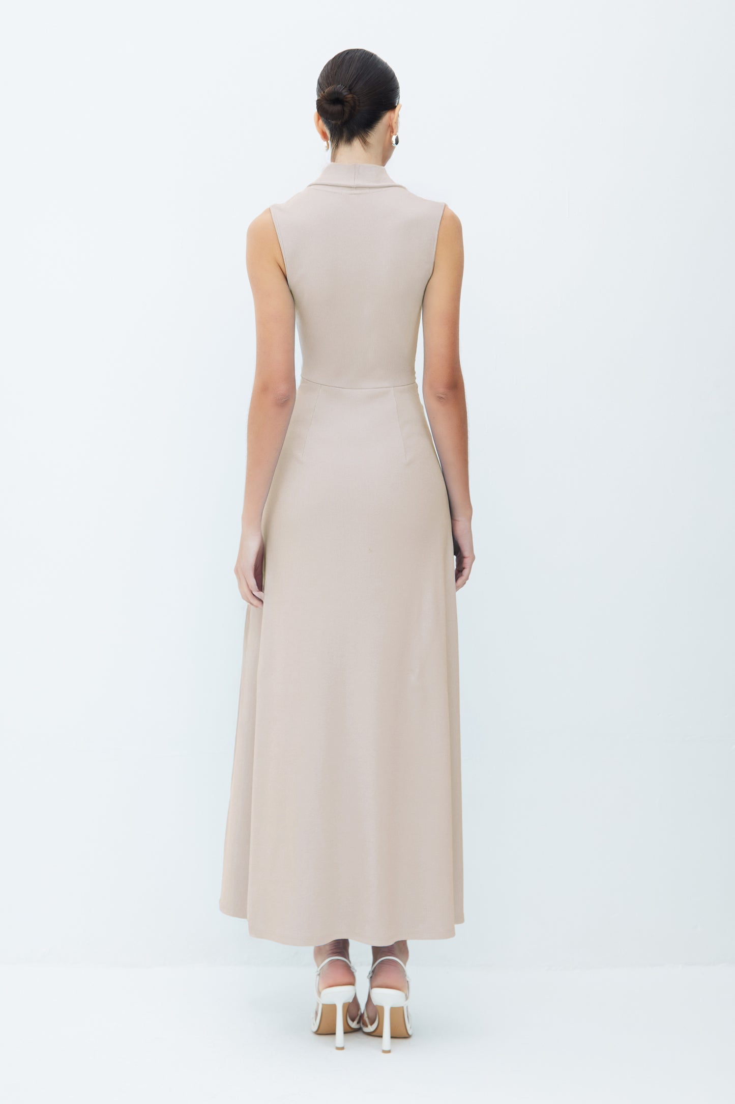 VESTIDO MIDI DECOTE V COM DETALHE SOBREPOSTO CINTURA MARROM CLARO