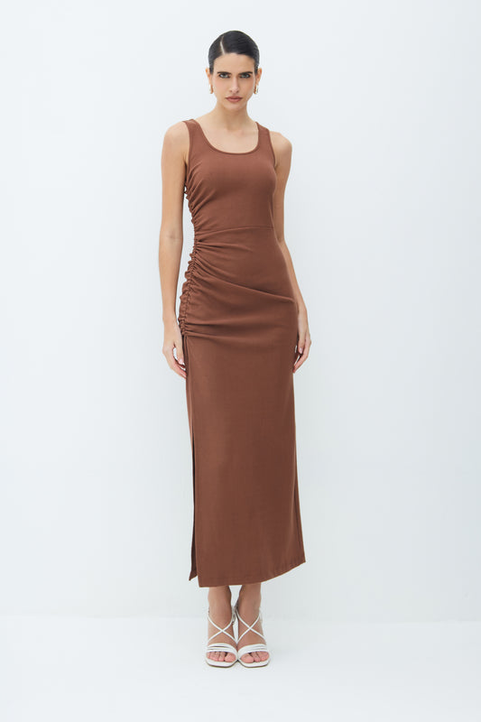 VESTIDO MIDI COM FRANZIDO E FENDA LATERAL MARROM