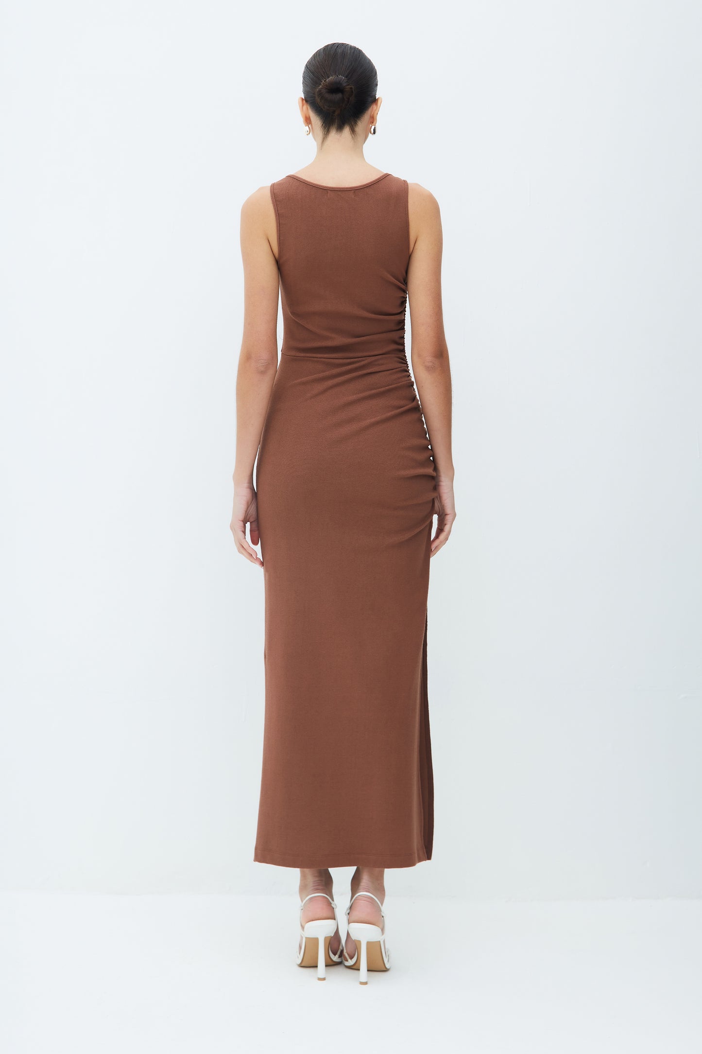 VESTIDO MIDI COM FRANZIDO E FENDA LATERAL MARROM