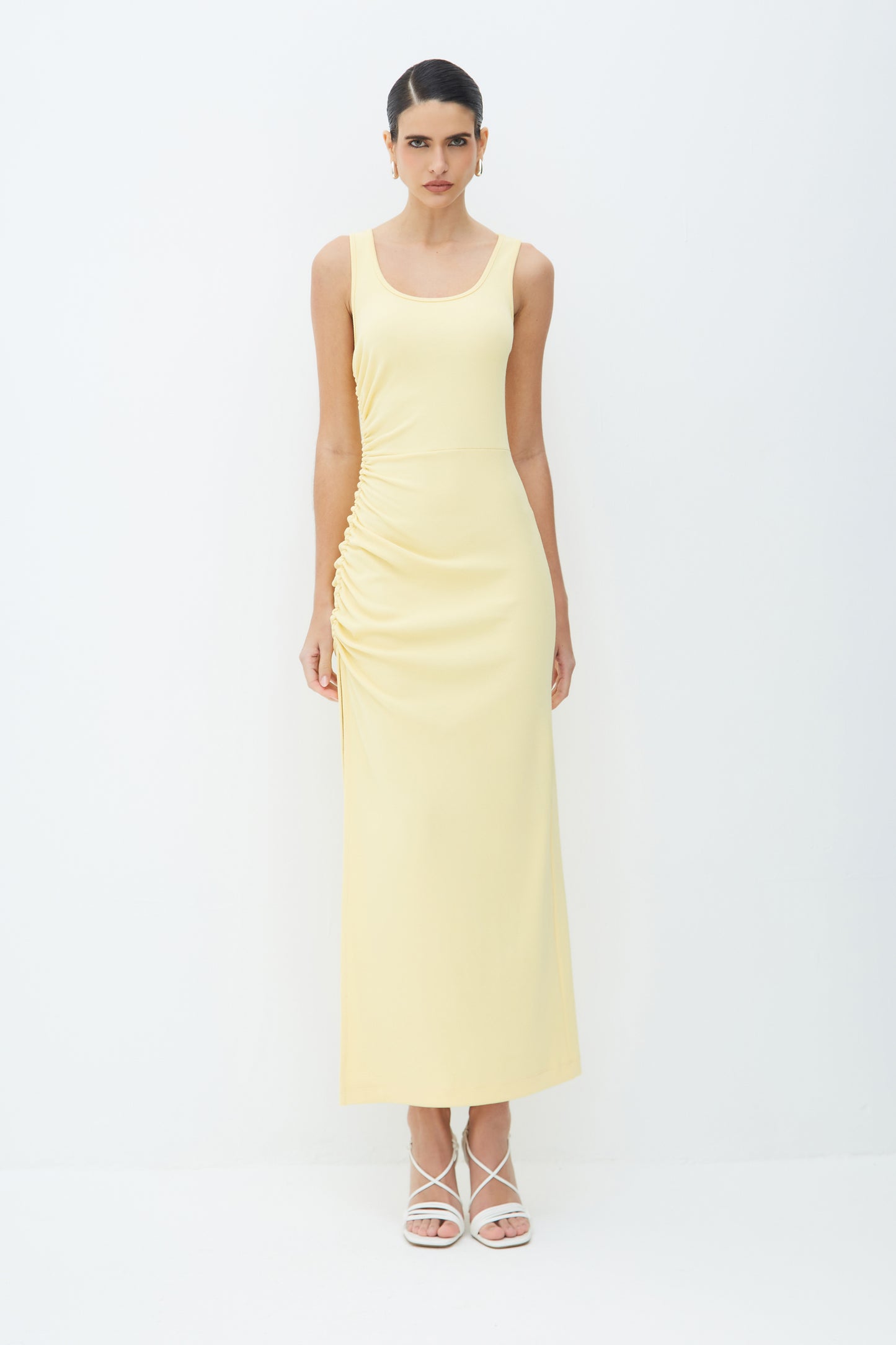 VESTIDO MIDI COM FRANZIDO E FENDA LATERAL AMARELO MANTEIGA
