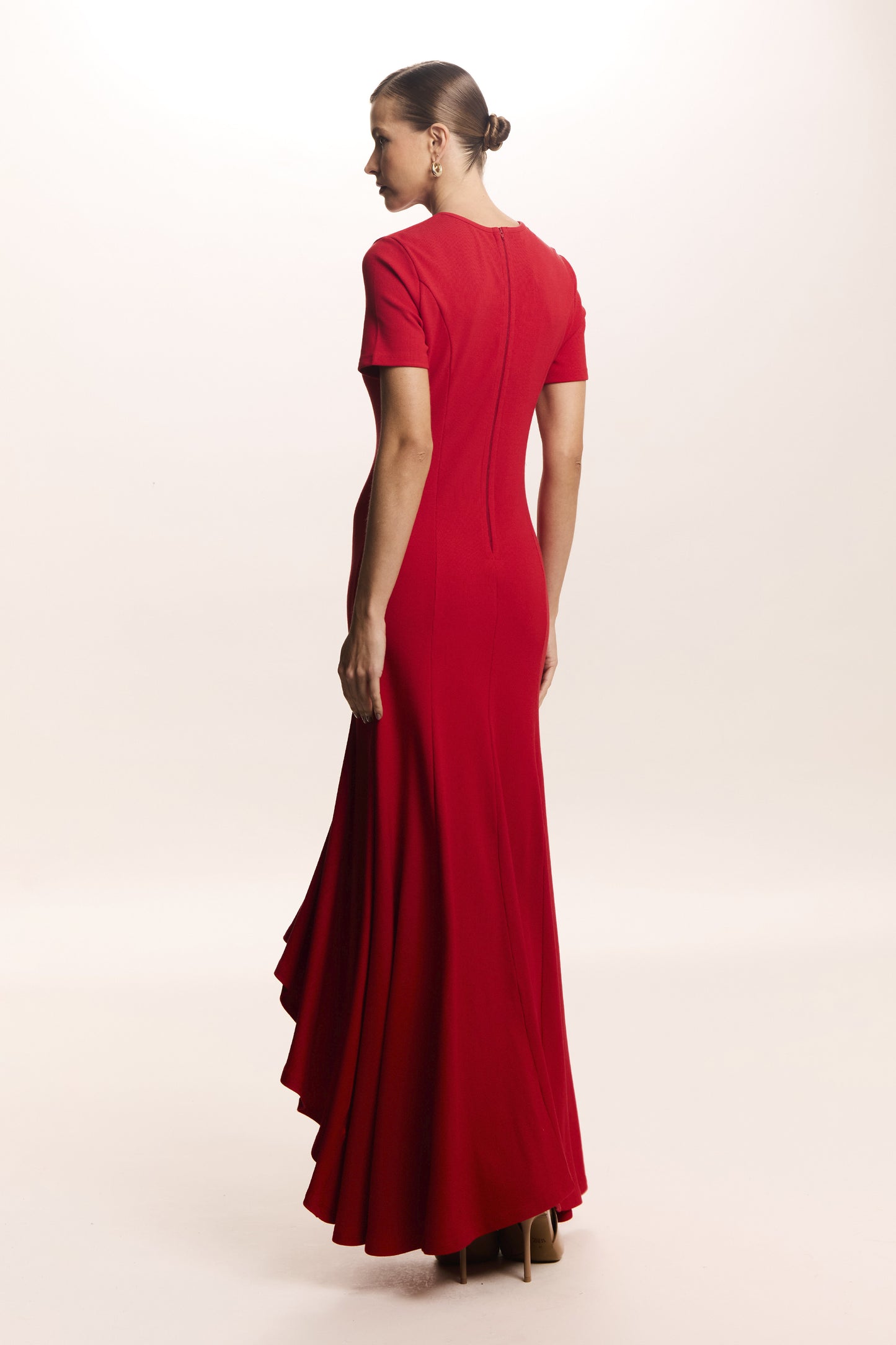 VESTIDO MIDI BARRA AMPLA ASSIMETRICA E RECORTES VERMELHO