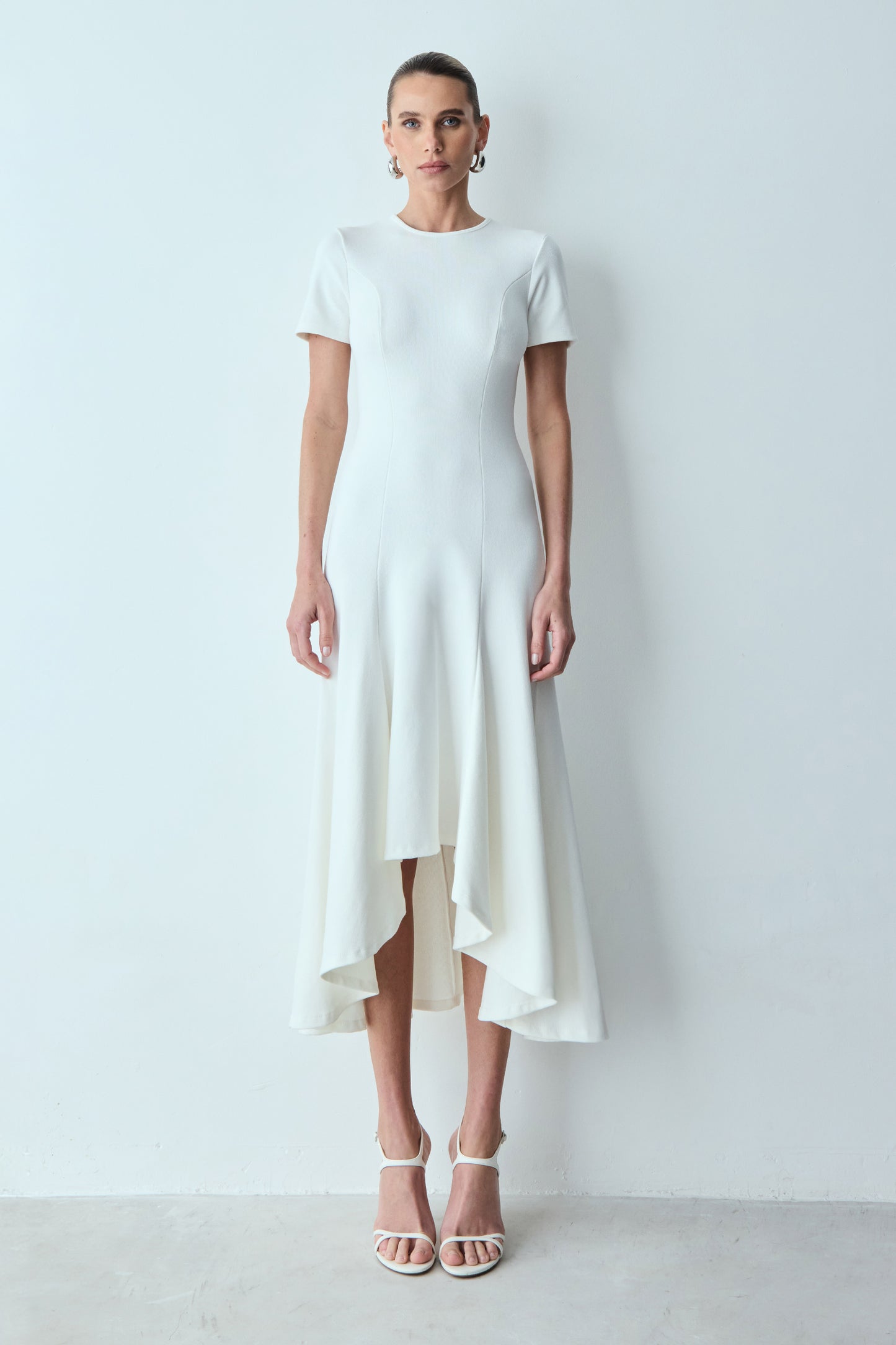 VESTIDO MIDI BARRA AMPLA ASSIMETRICA E RECORTES OFF WHITE