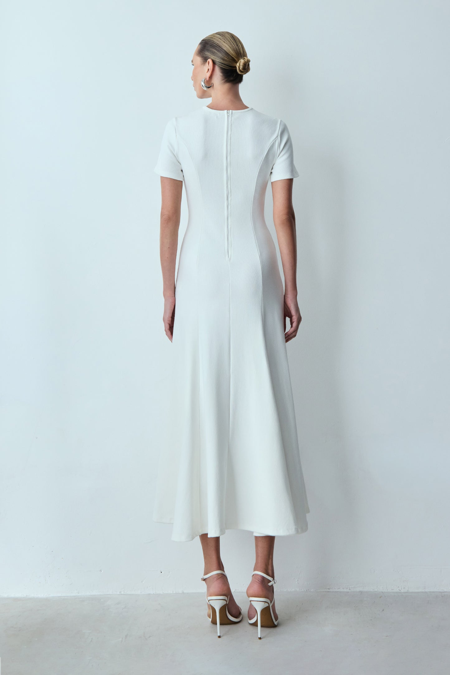 VESTIDO MIDI BARRA AMPLA ASSIMETRICA E RECORTES OFF WHITE