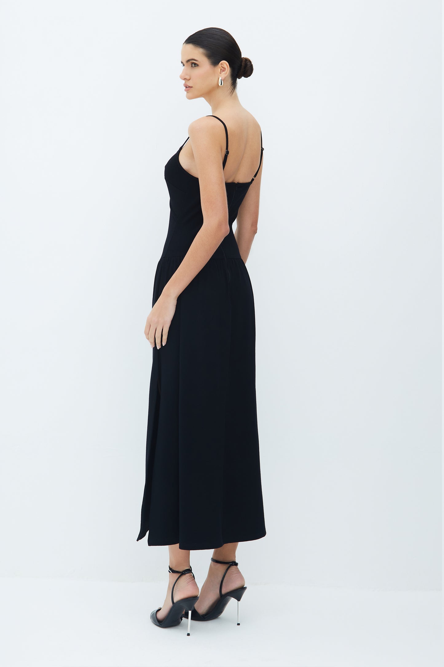 VESTIDO MIDI COM ABERTURA NO CORPO E SAIA AMPLA PRETO