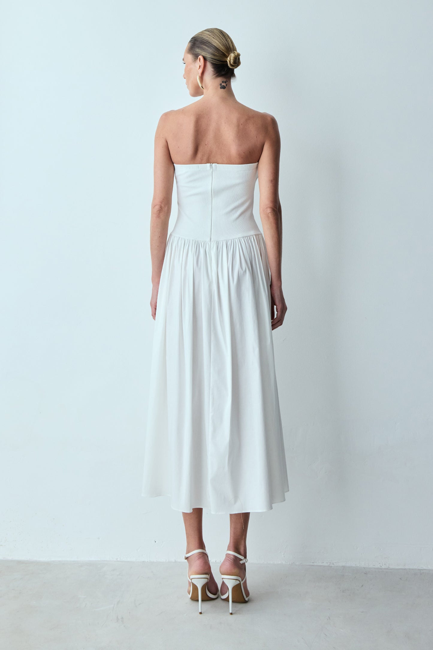 VESTIDO MIDI TOMARA QUE CAIA SAIA AMPLA E BOLSOS OFF WHITE