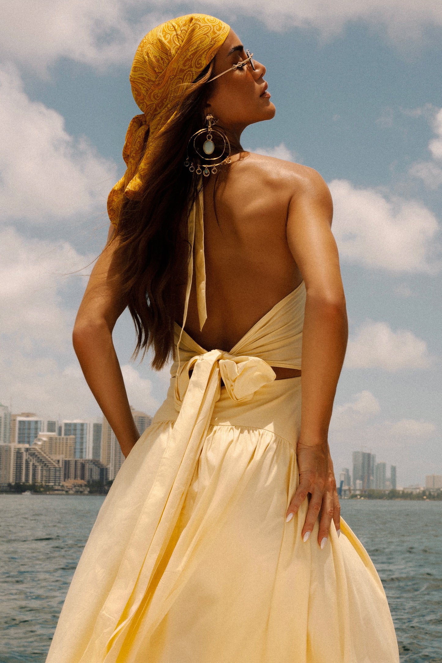 VESTIDO MIDI AMARRACAO COSTAS E PESCOCO BARRA AMPLA AMARELO MANTEIGA