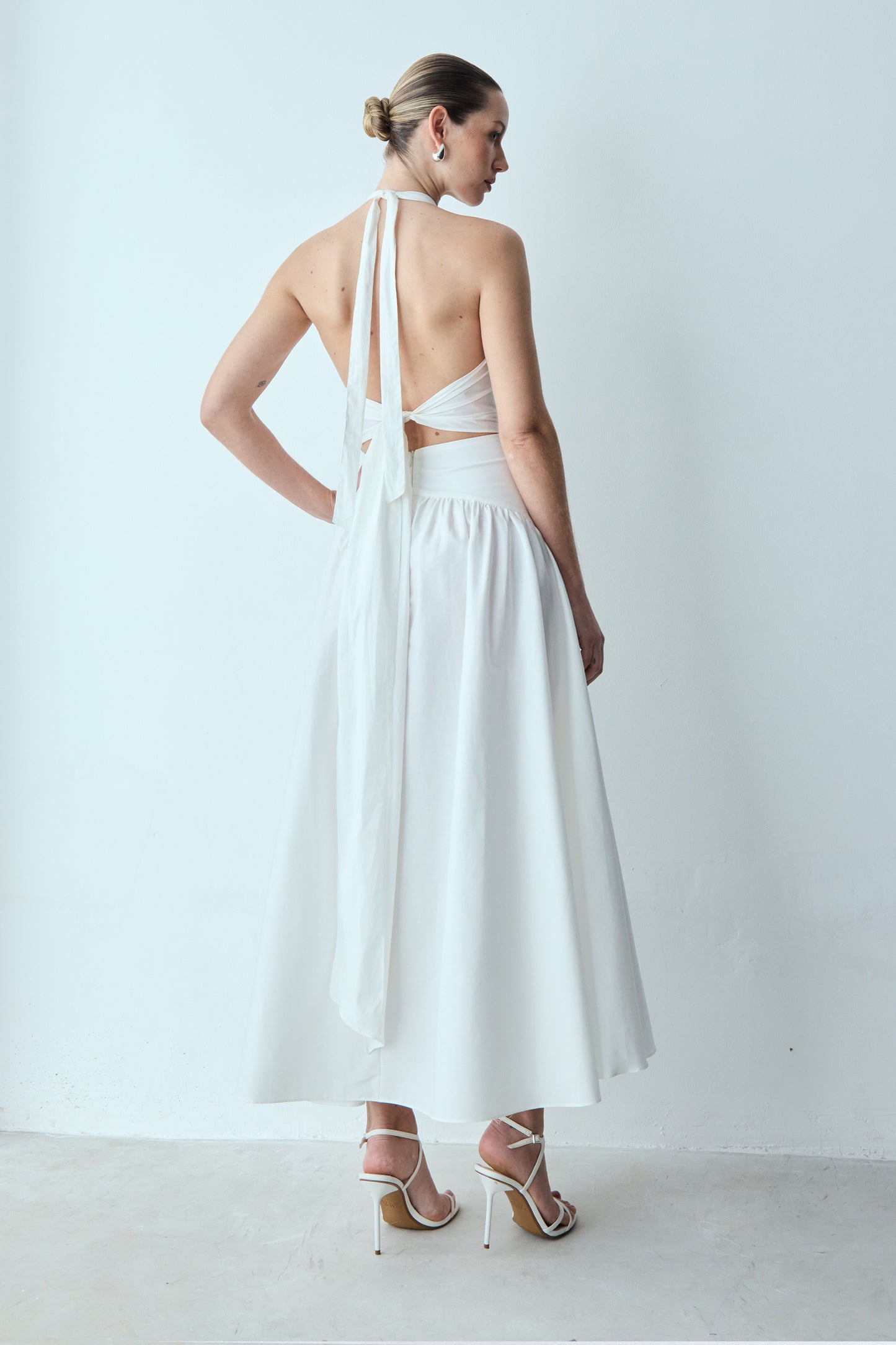 VESTIDO MIDI AMARRACAO COSTAS E PESCOCO BARRA AMPLA OFF WHITE