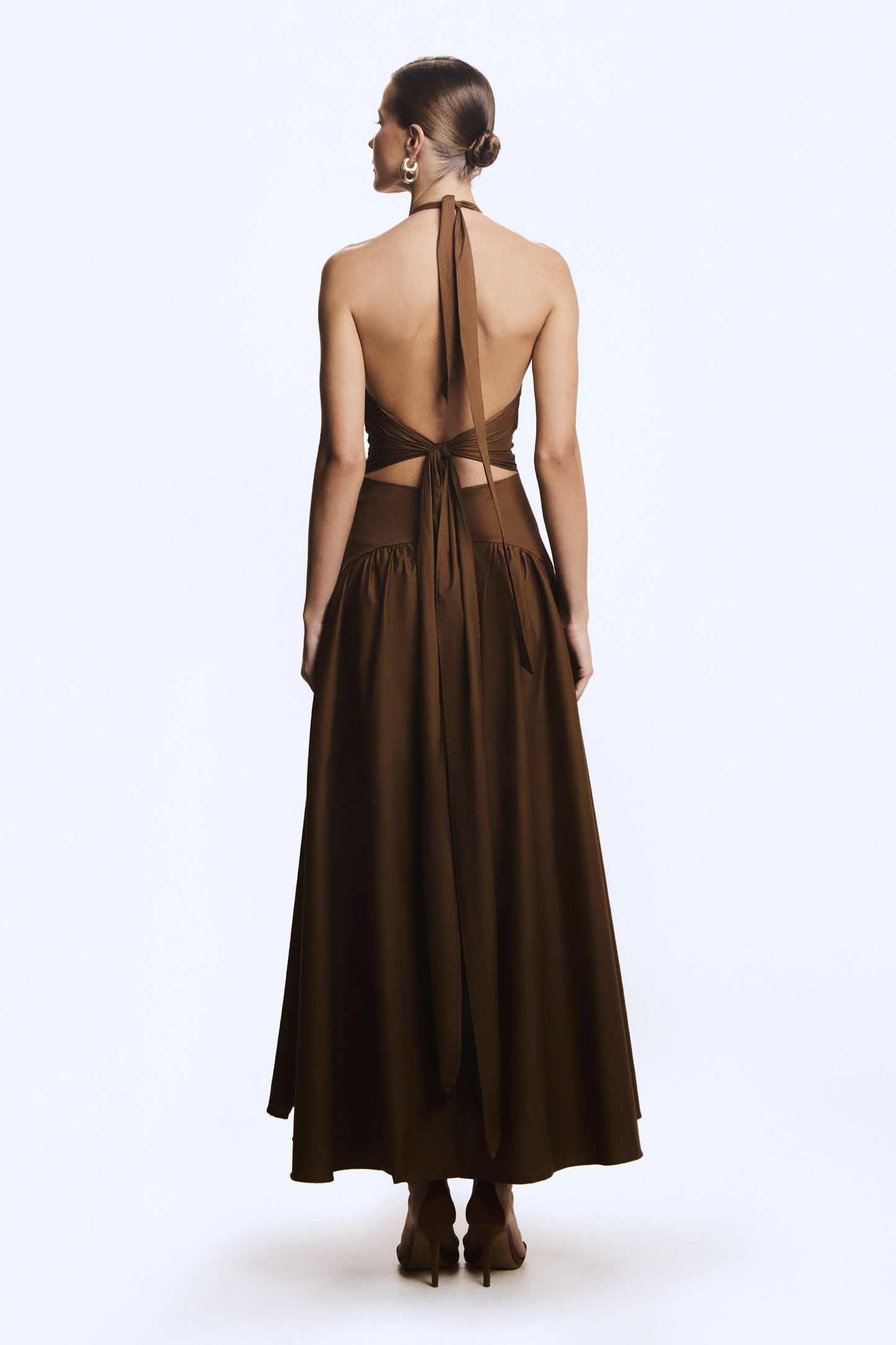 VESTIDO MIDI AMARRACAO COSTAS E PESCOCO BARRA AMPLA MARROM