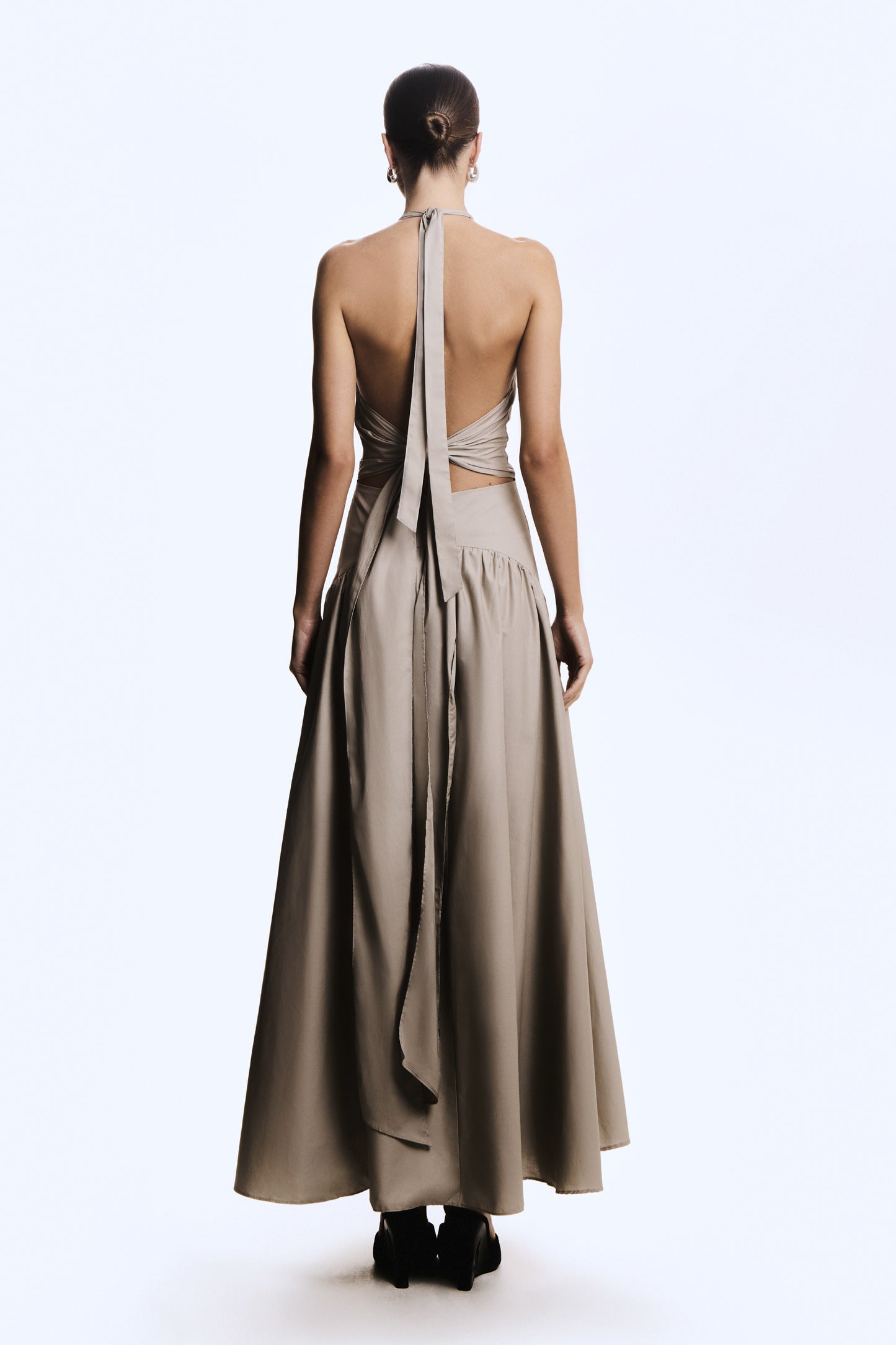 VESTIDO MIDI AMARRACAO COSTAS E PESCOCO BARRA AMPLA PRETO BEGE SAFARI