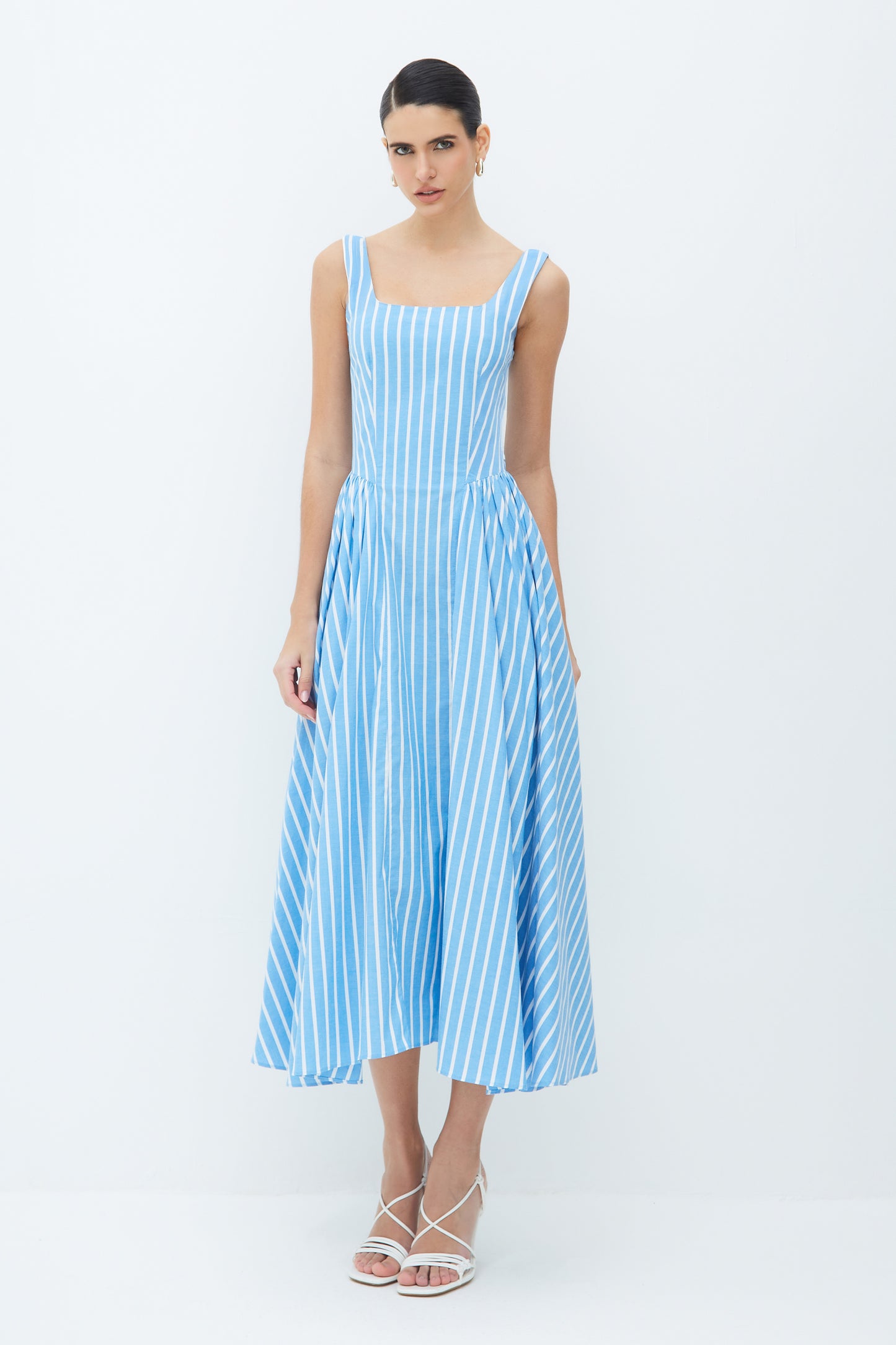 VESTIDO MIDI DECOTE RETO E SAIA AMPLA LISTRADO AZUL
