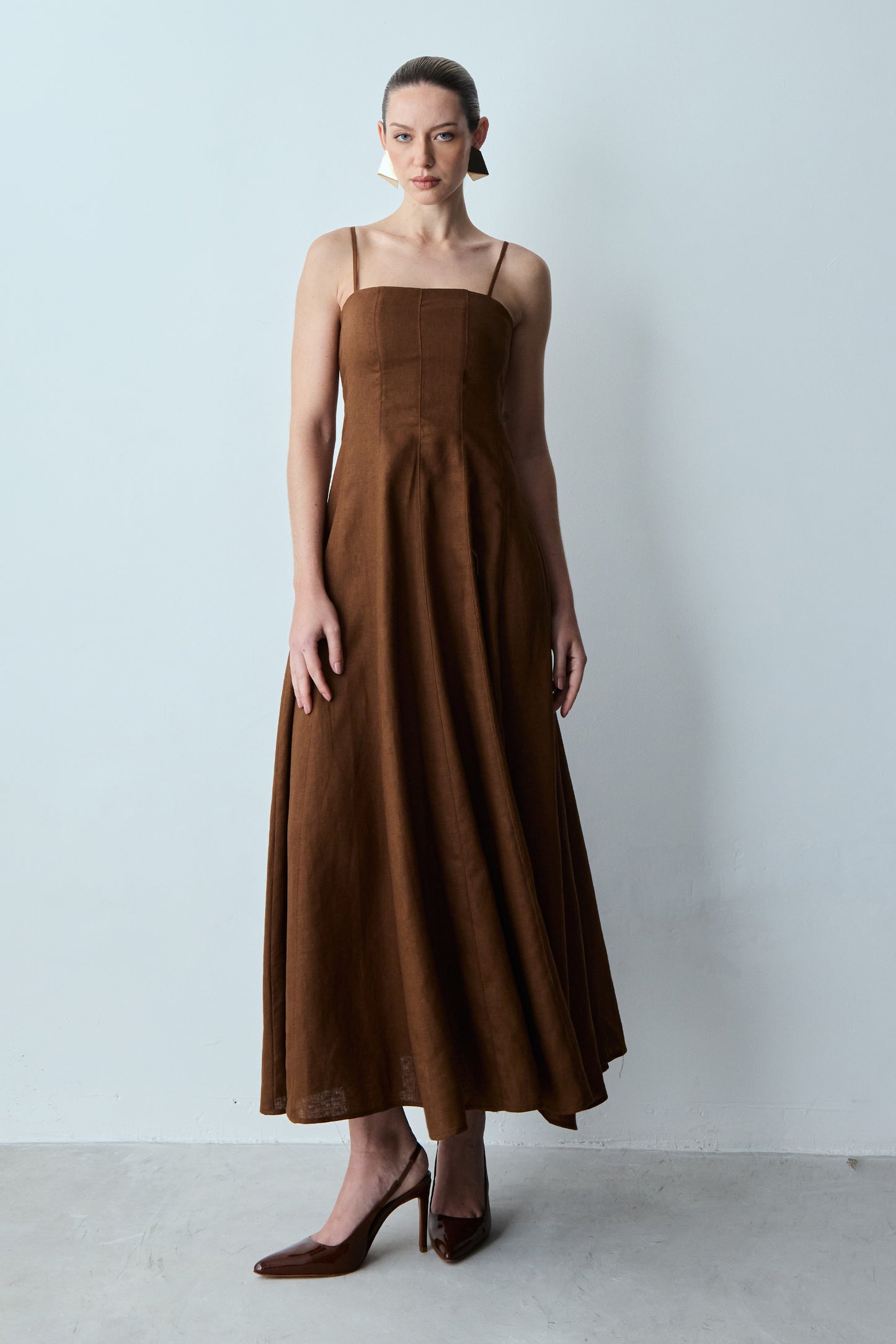 VESTIDO MIDI PESPONTOS FINOS E  DECOTE RETO MARROM