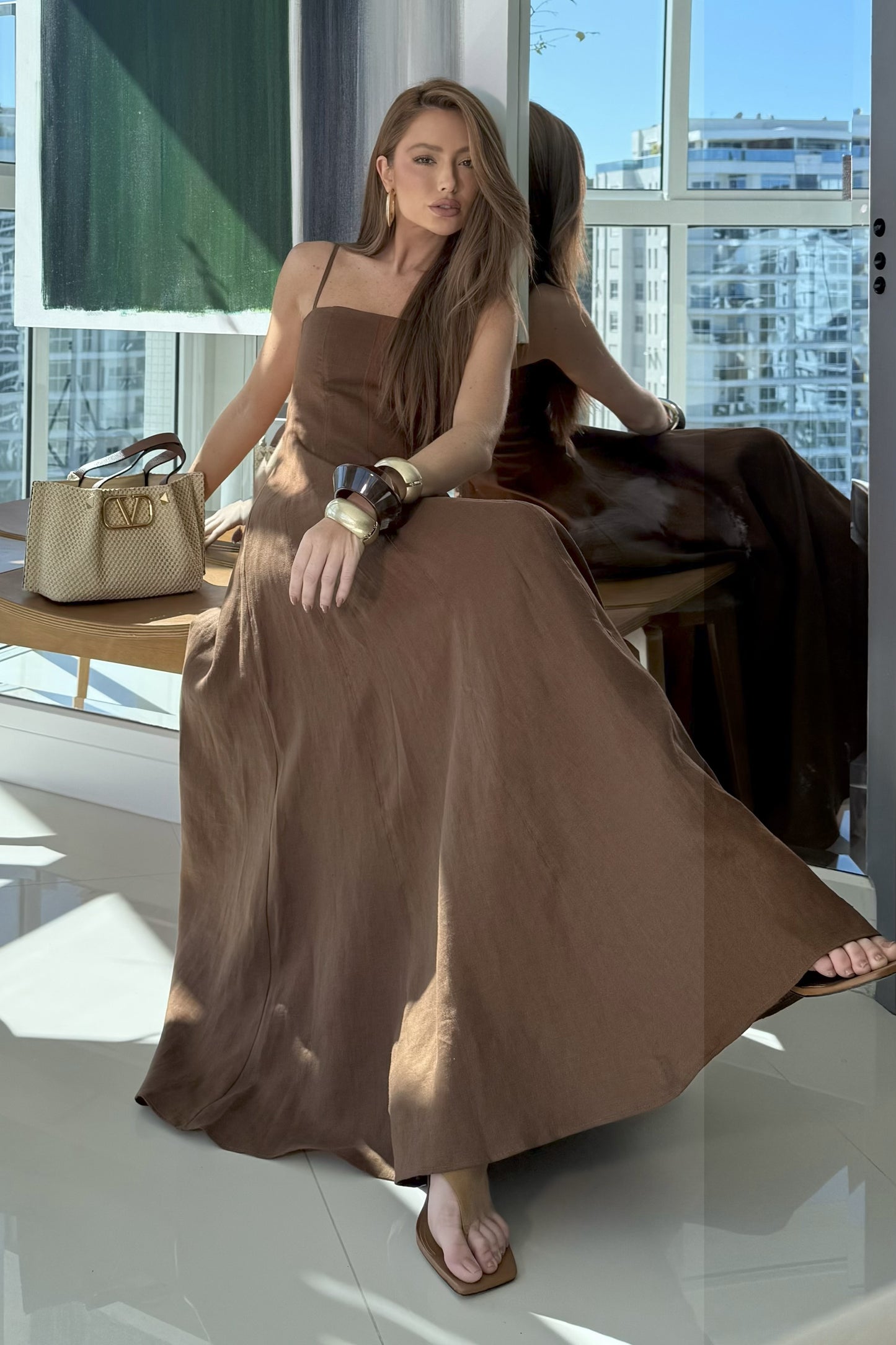 VESTIDO MIDI PESPONTOS FINOS E  DECOTE RETO MARROM