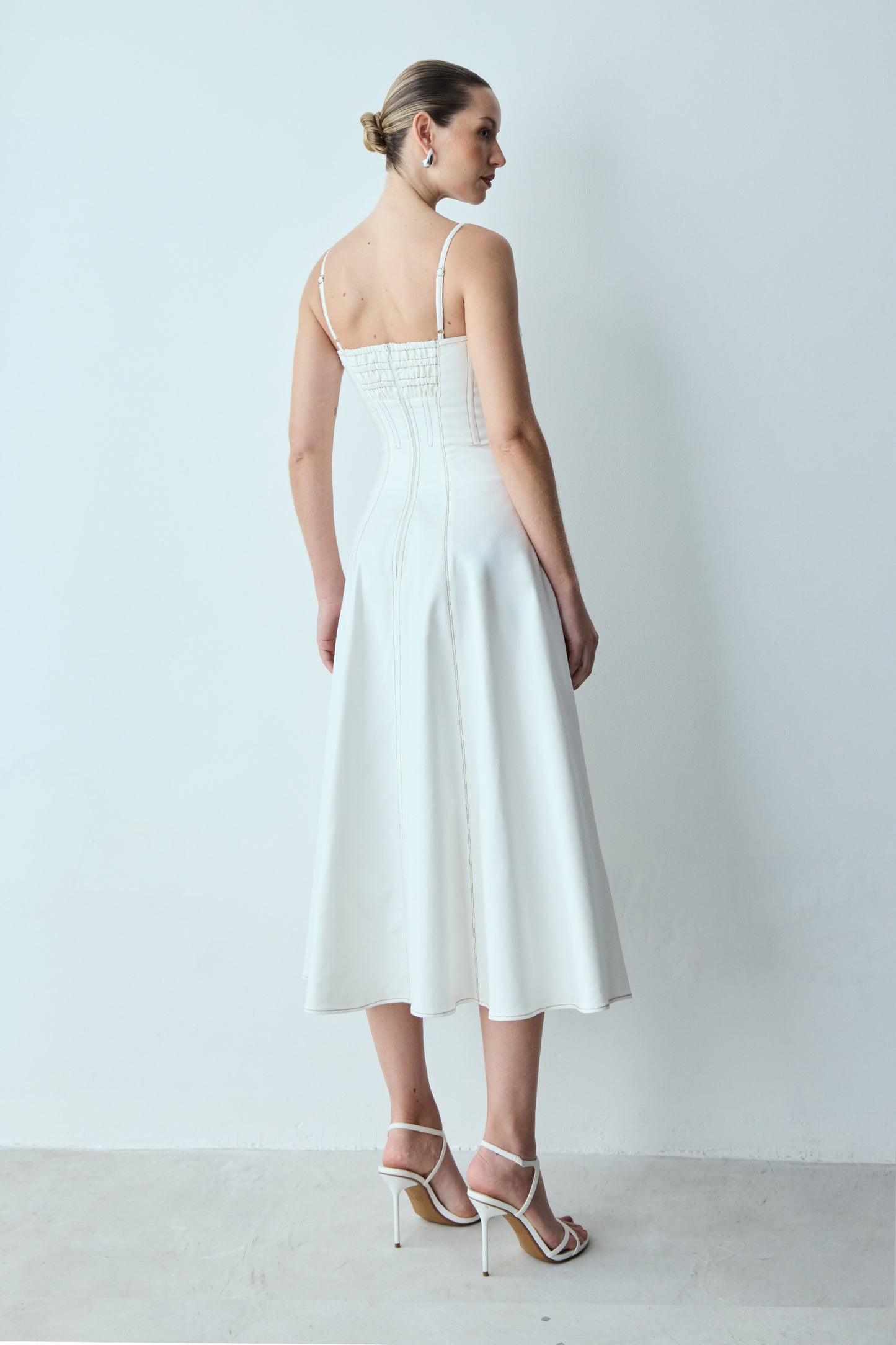VESTIDO MIDI COM PESPONTO GROSSO CORPO E BUSTO OFF WHITE