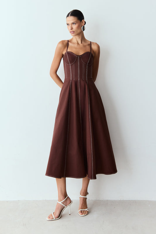 VESTIDO MIDI COM PESPONTO GROSSO CORPO E BUSTO MARROM ESCURO