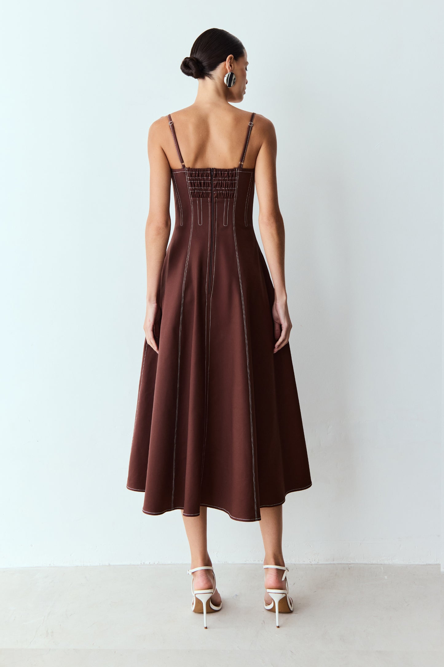 VESTIDO MIDI COM PESPONTO GROSSO CORPO E BUSTO MARROM ESCURO