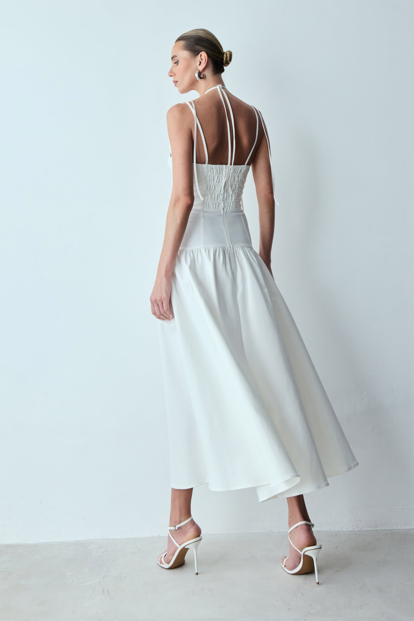 VESTIDO MIDI ACINTURADO AMARRACAO OMBROS E PESCOCO OFF WHITE