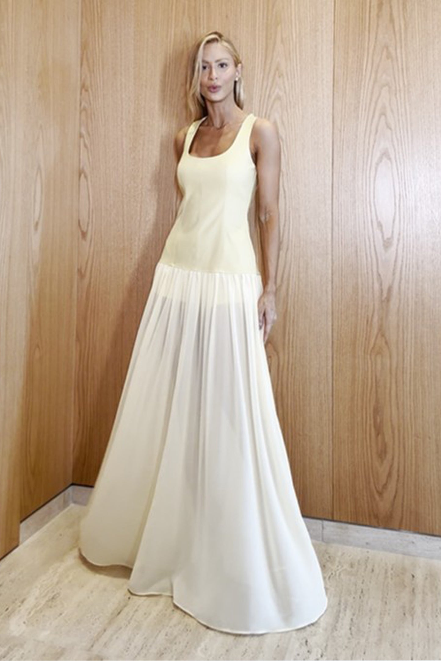 VESTIDO LONGO COM CORPO ESTRUTURADO E BARRA FLUIDA AMARELO MANTEIGA