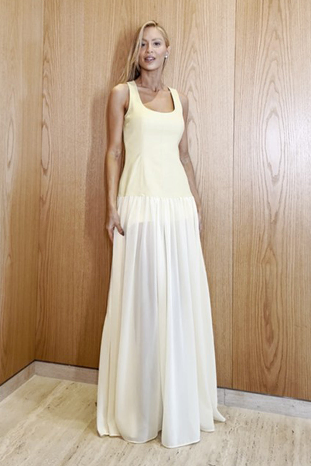 VESTIDO LONGO COM CORPO ESTRUTURADO E BARRA FLUIDA AMARELO MANTEIGA