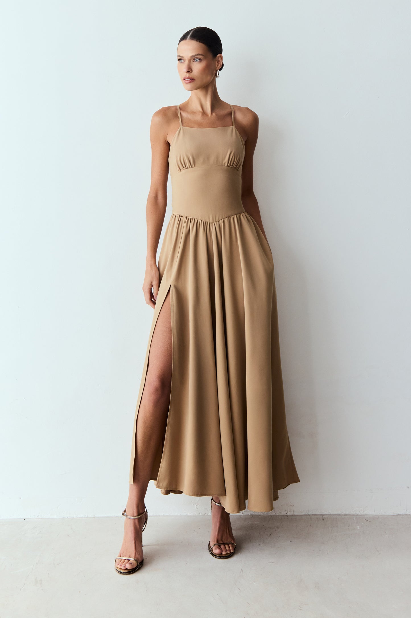 VESTIDO MIDI ACINTURADO DECOTE RETO AMARRAÇÃO COSTAS KAKI