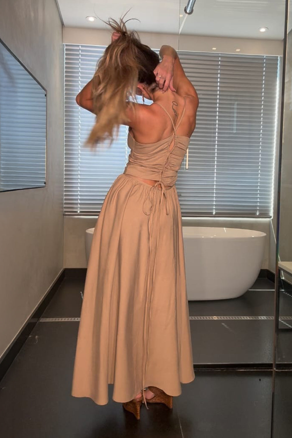 VESTIDO MIDI ACINTURADO DECOTE RETO AMARRAÇÃO COSTAS KAKI