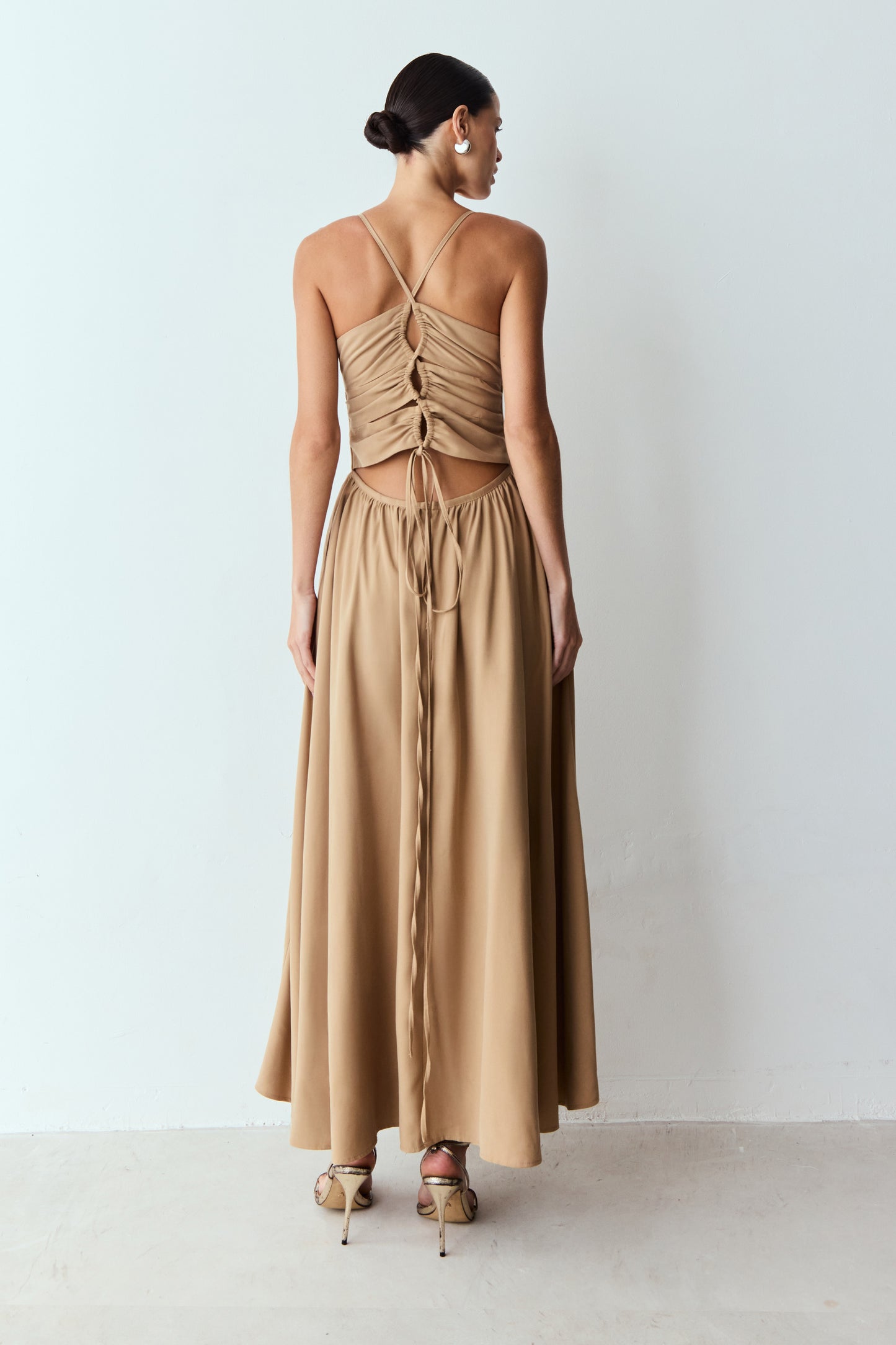 VESTIDO MIDI ACINTURADO DECOTE RETO AMARRAÇÃO COSTAS KAKI