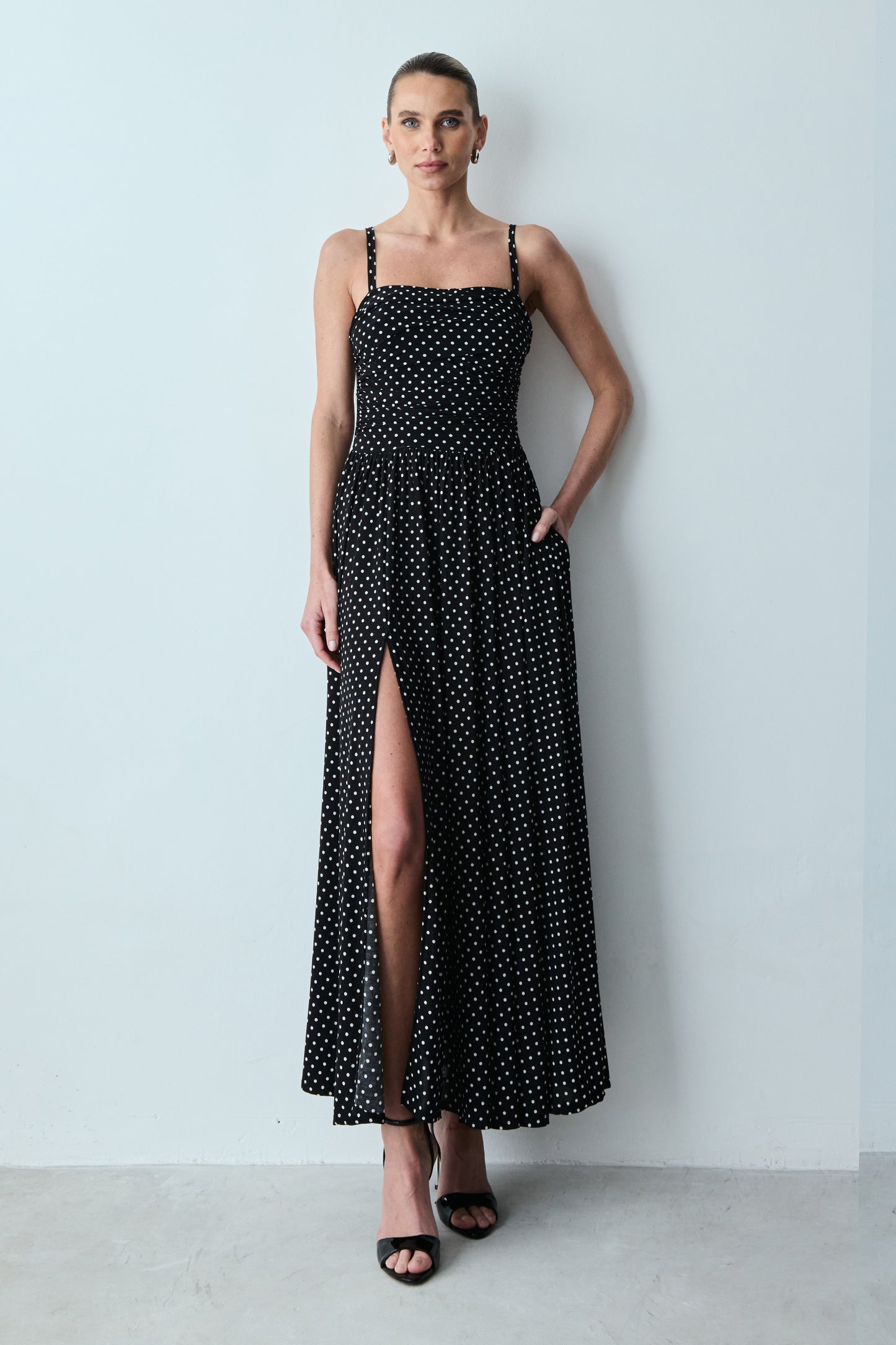VESTIDO MIDI ALÇAS FINAS E FENDA LATERAL POÁ PRETO