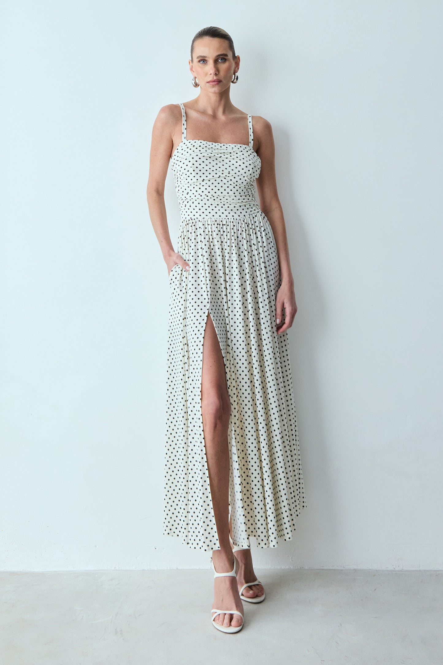 VESTIDO MIDI ALÇAS FINAS E FENDA LATERAL POÁ OFF WHITE
