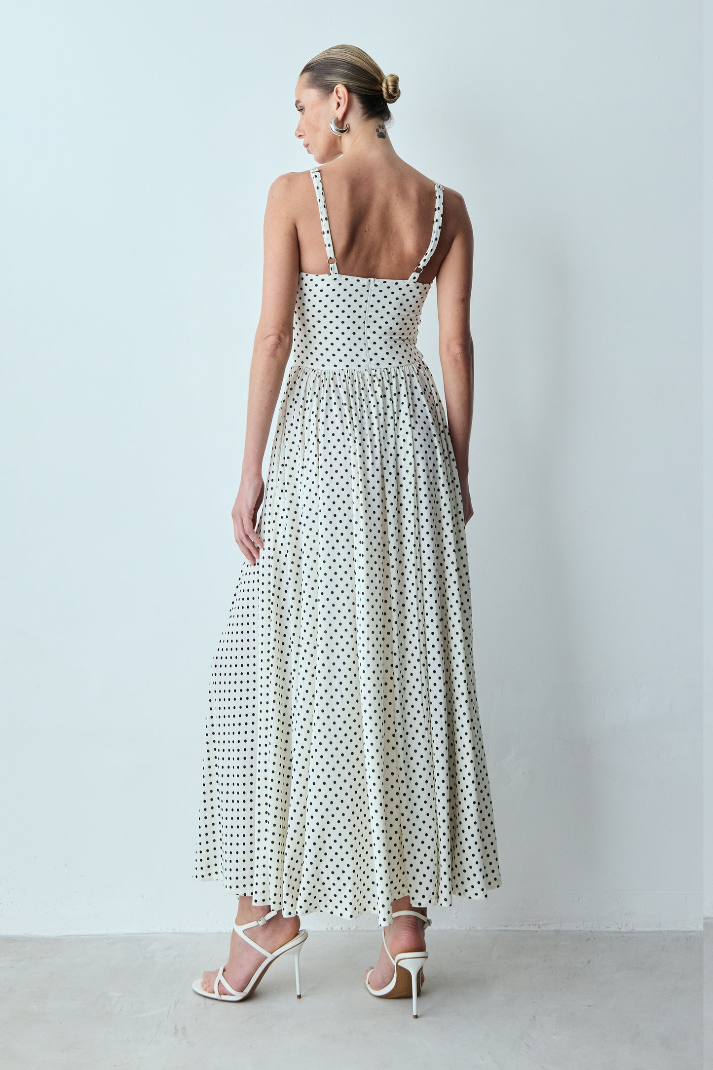 VESTIDO MIDI ALÇAS FINAS E FENDA LATERAL POÁ OFF WHITE