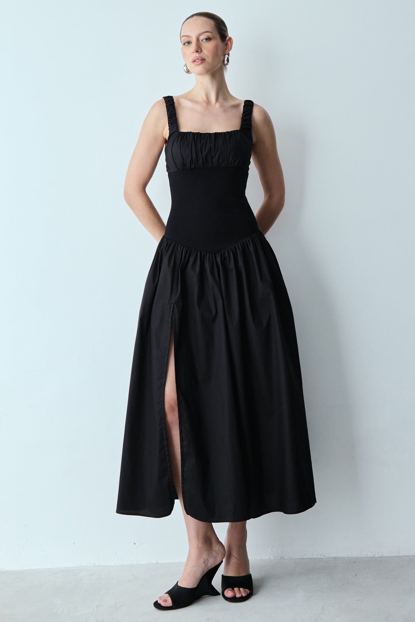 VESTIDO MIDI DECOTE RETO COM FRANZIDOS BUSTO E ALÇAS PRETO