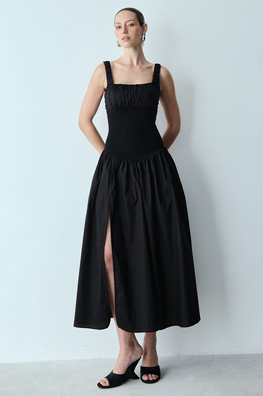 VESTIDO MIDI DECOTE RETO COM FRANZIDOS BUSTO E ALÇAS PRETO