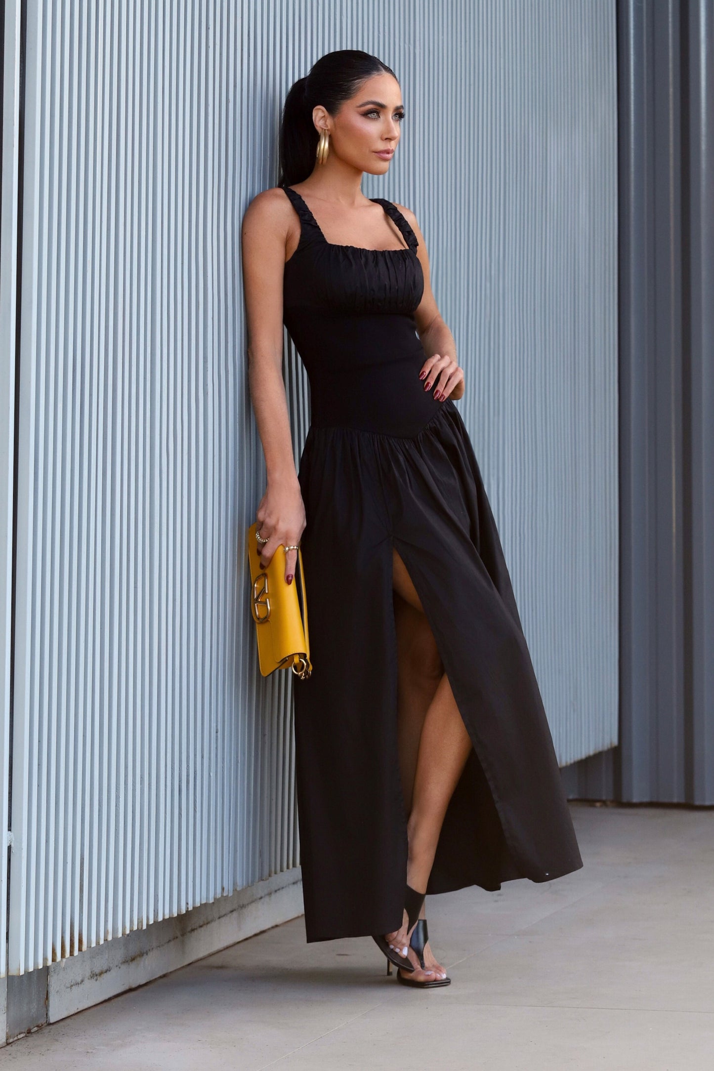 VESTIDO MIDI DECOTE RETO COM FRANZIDOS BUSTO E ALÇAS PRETO