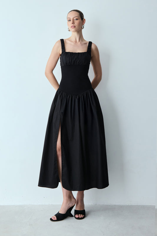 VESTIDO MIDI DECOTE RETO COM FRANZIDOS BUSTO E ALÇAS PRETO