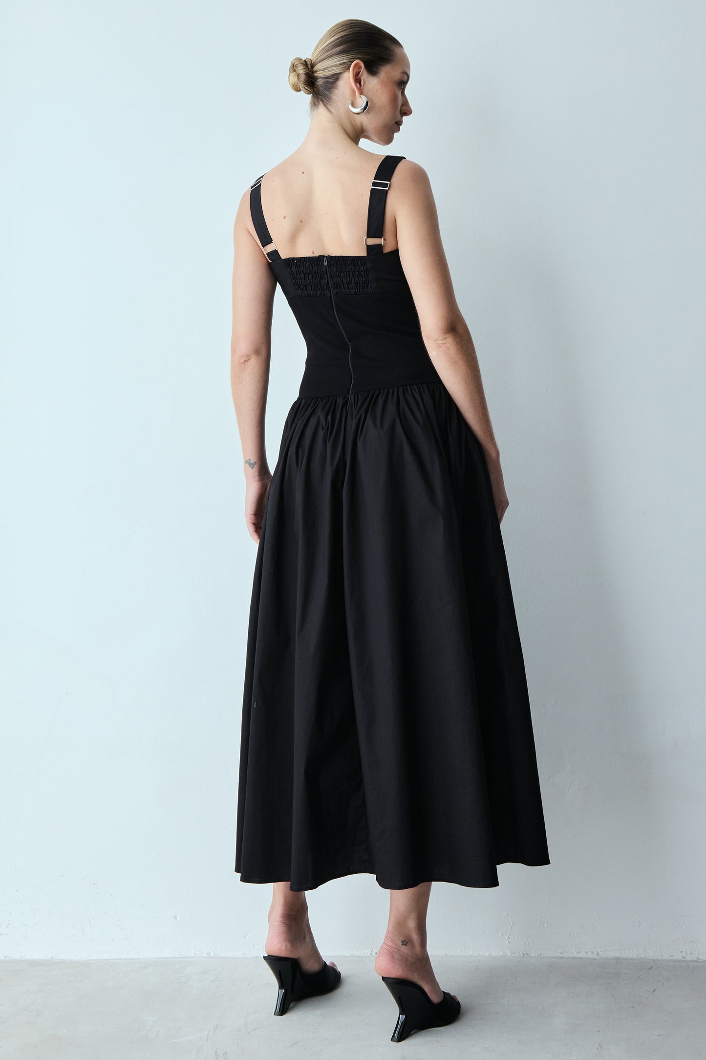 VESTIDO MIDI DECOTE RETO COM FRANZIDOS BUSTO E ALÇAS PRETO
