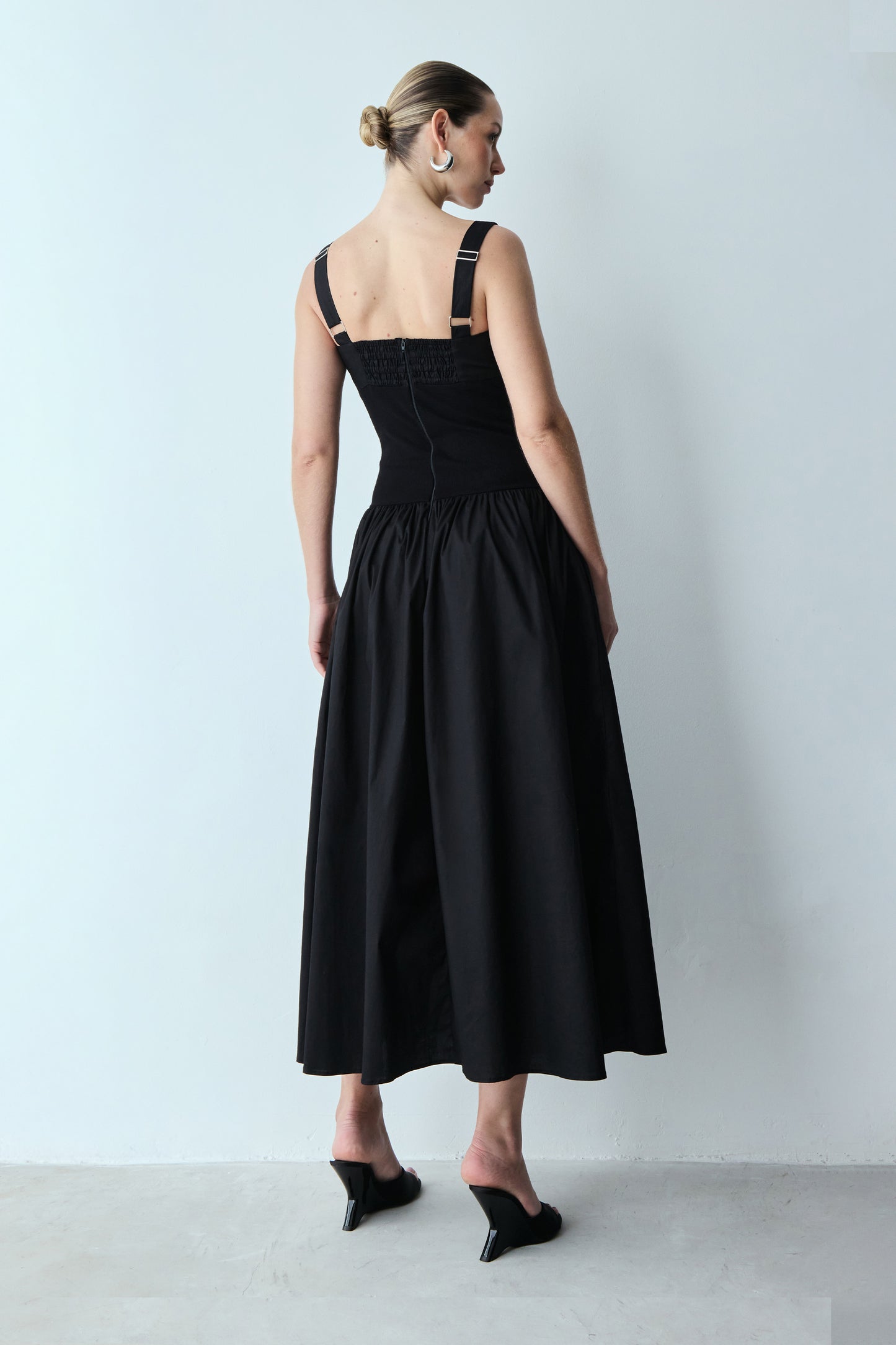 VESTIDO MIDI DECOTE RETO COM FRANZIDOS BUSTO E ALÇAS PRETO
