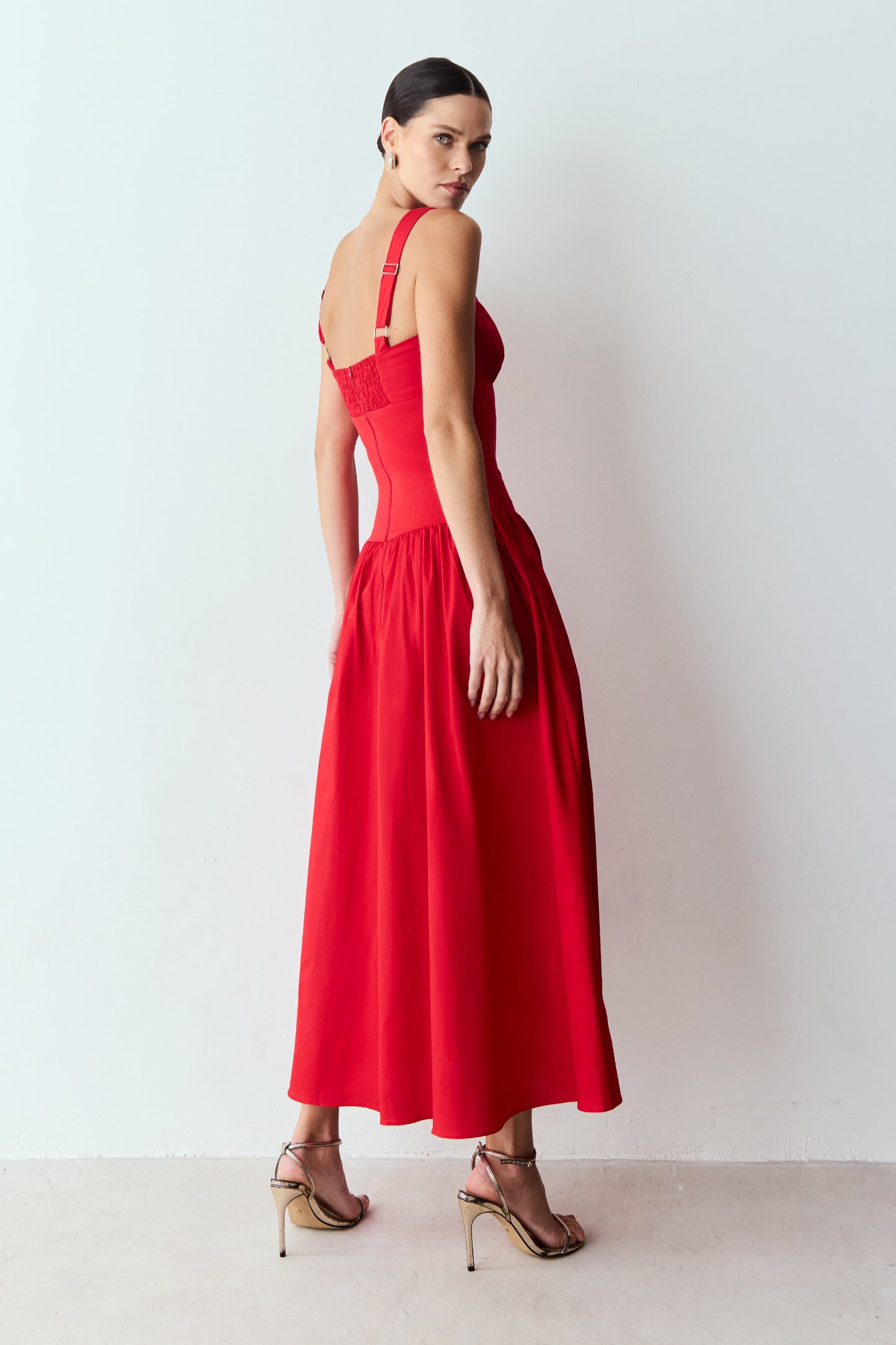 VESTIDO MIDI DECOTE RETO COM FRANZIDOS BUSTO E ALÇAS PRETO VERMELHO