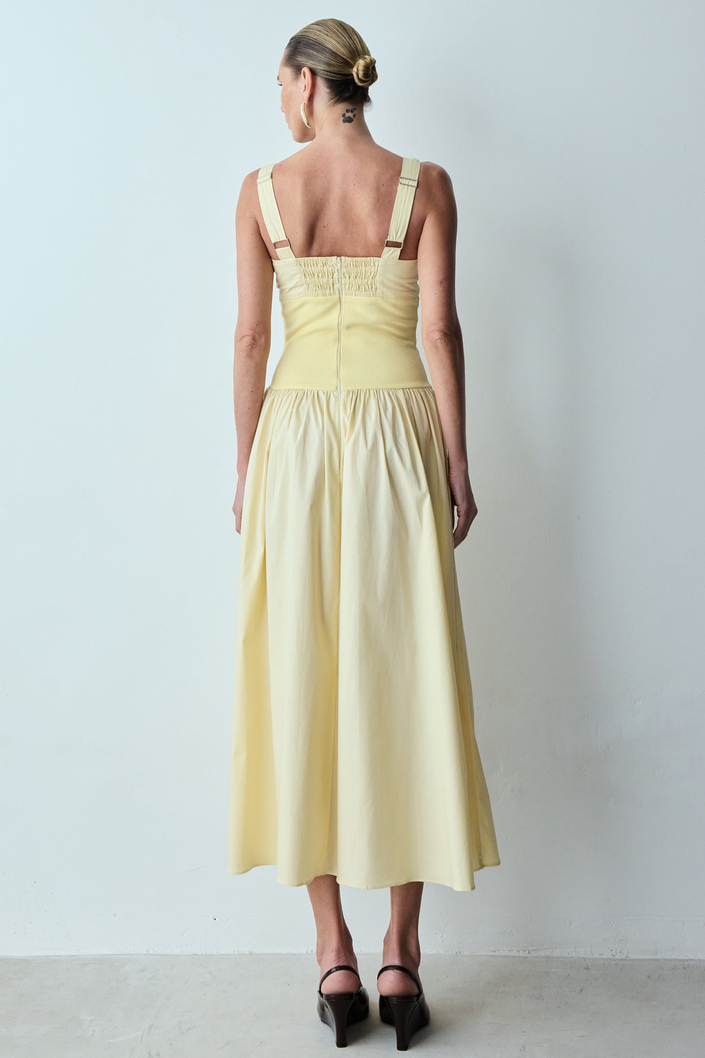 VESTIDO MIDI DECOTE RETO COM FRANZIDOS BUSTO E ALÇAS AMARELO MANTEIGA