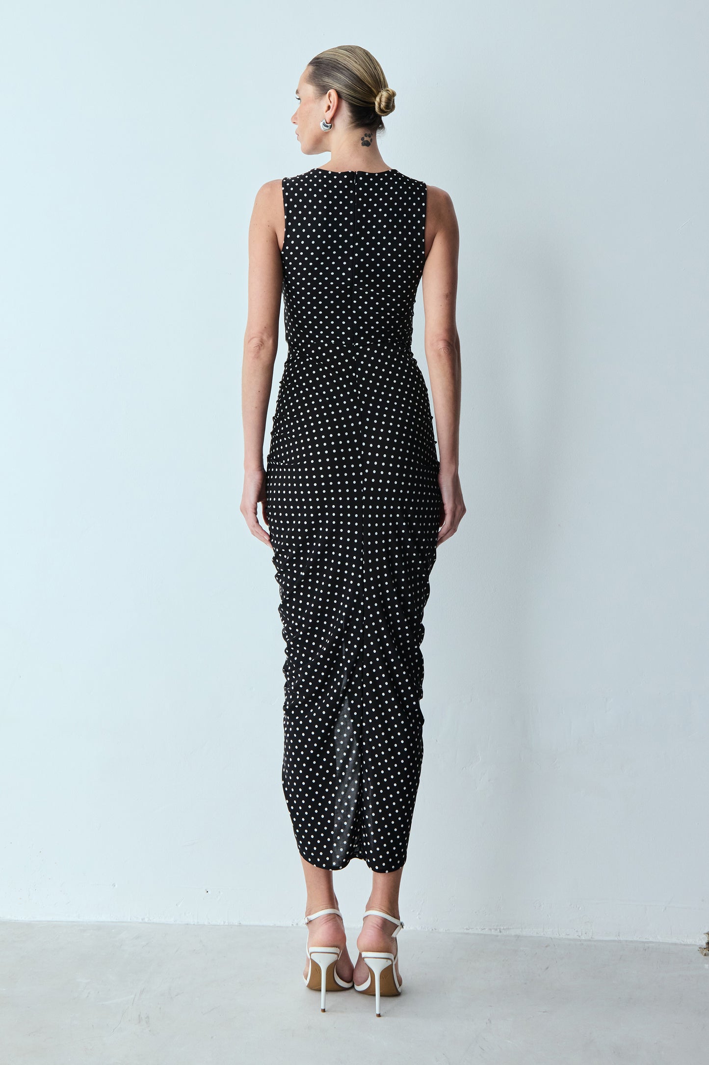 VESTIDO MIDI FRANZIDO CENTRAL POÁ PRETO