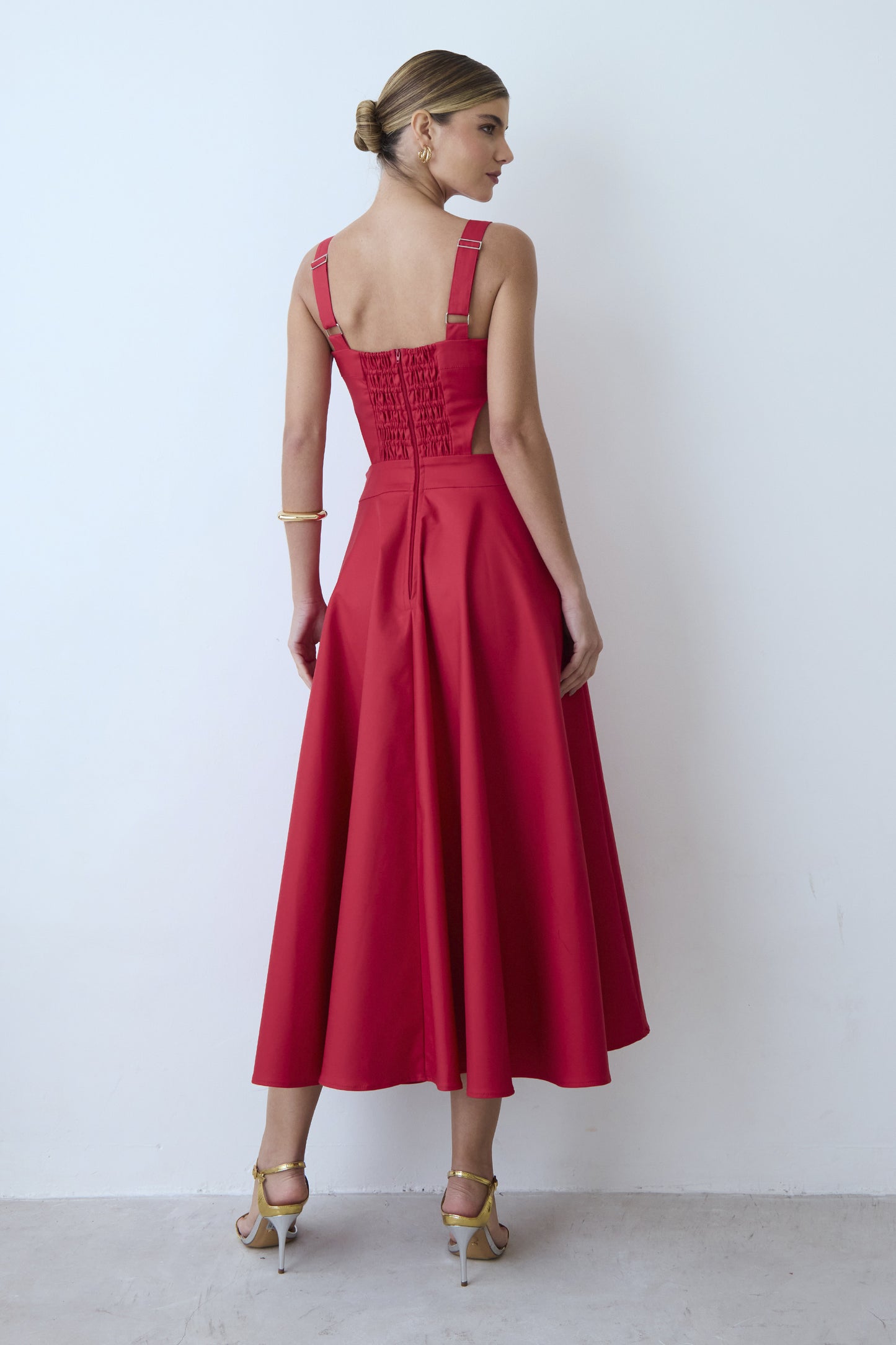 VESTIDO MIDI COM DECOTE RETO E ABERTURA LATERAIS VERMELHO