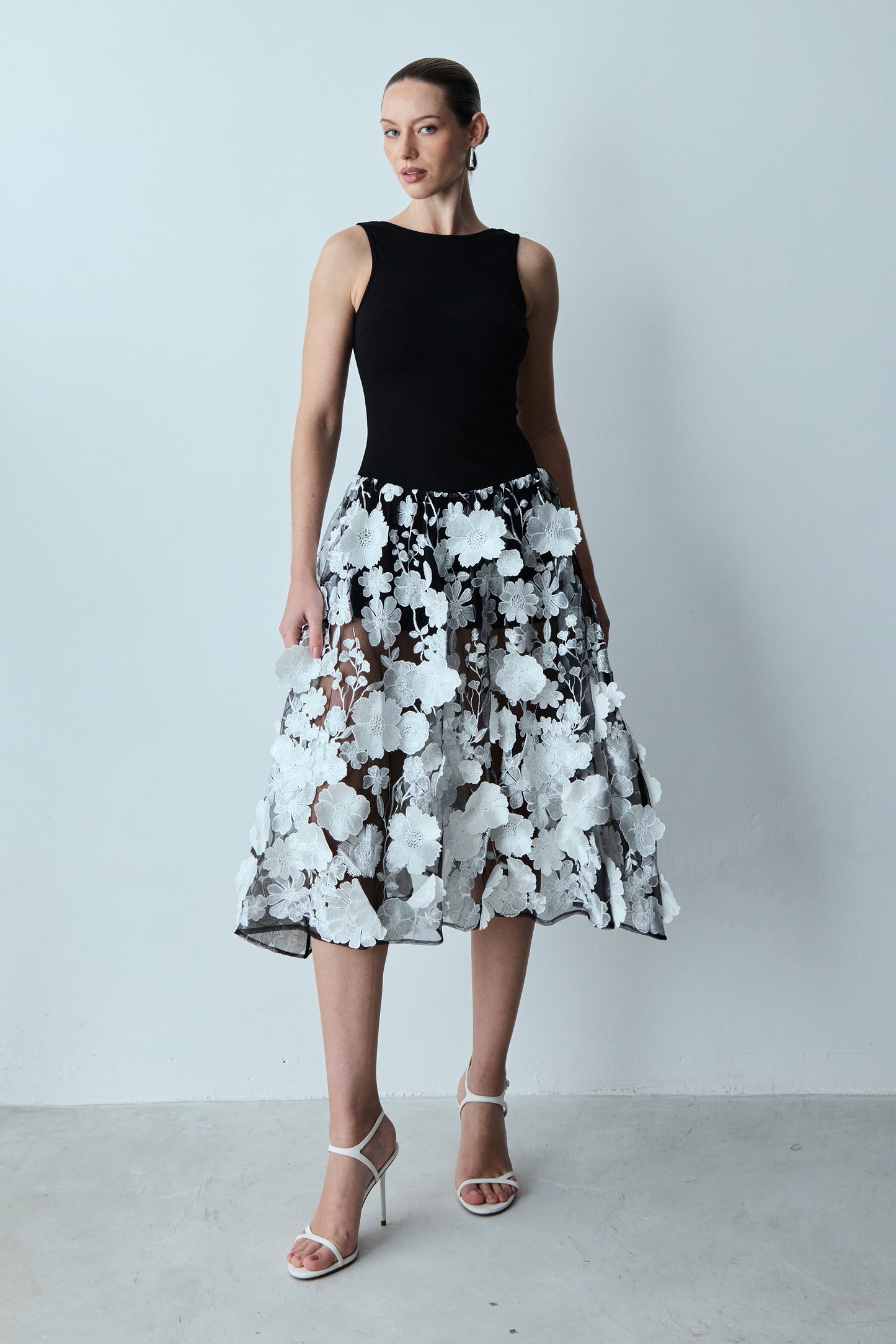 VESTIDO MIDI DECOTE U COSTAS E SAIA DE TULE BORDADO PRETO COM BRANCO