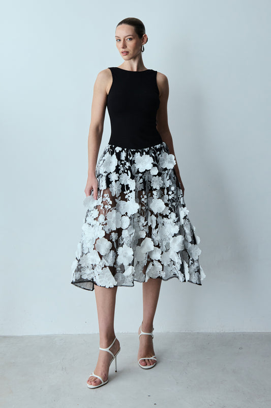 VESTIDO MIDI DECOTE U COSTAS E SAIA DE TULE BORDADO PRETO COM BRANCO