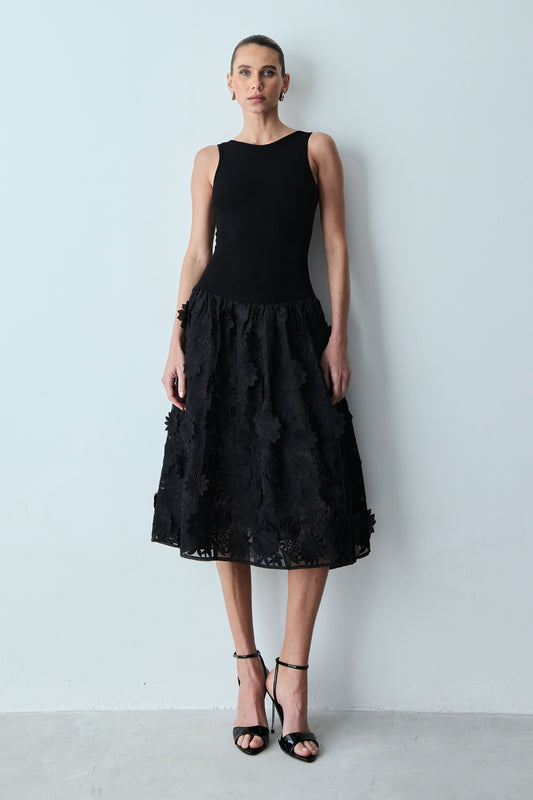 VESTIDO MIDI DECOTE U COSTAS E SAIA DE TULE BORDADO '