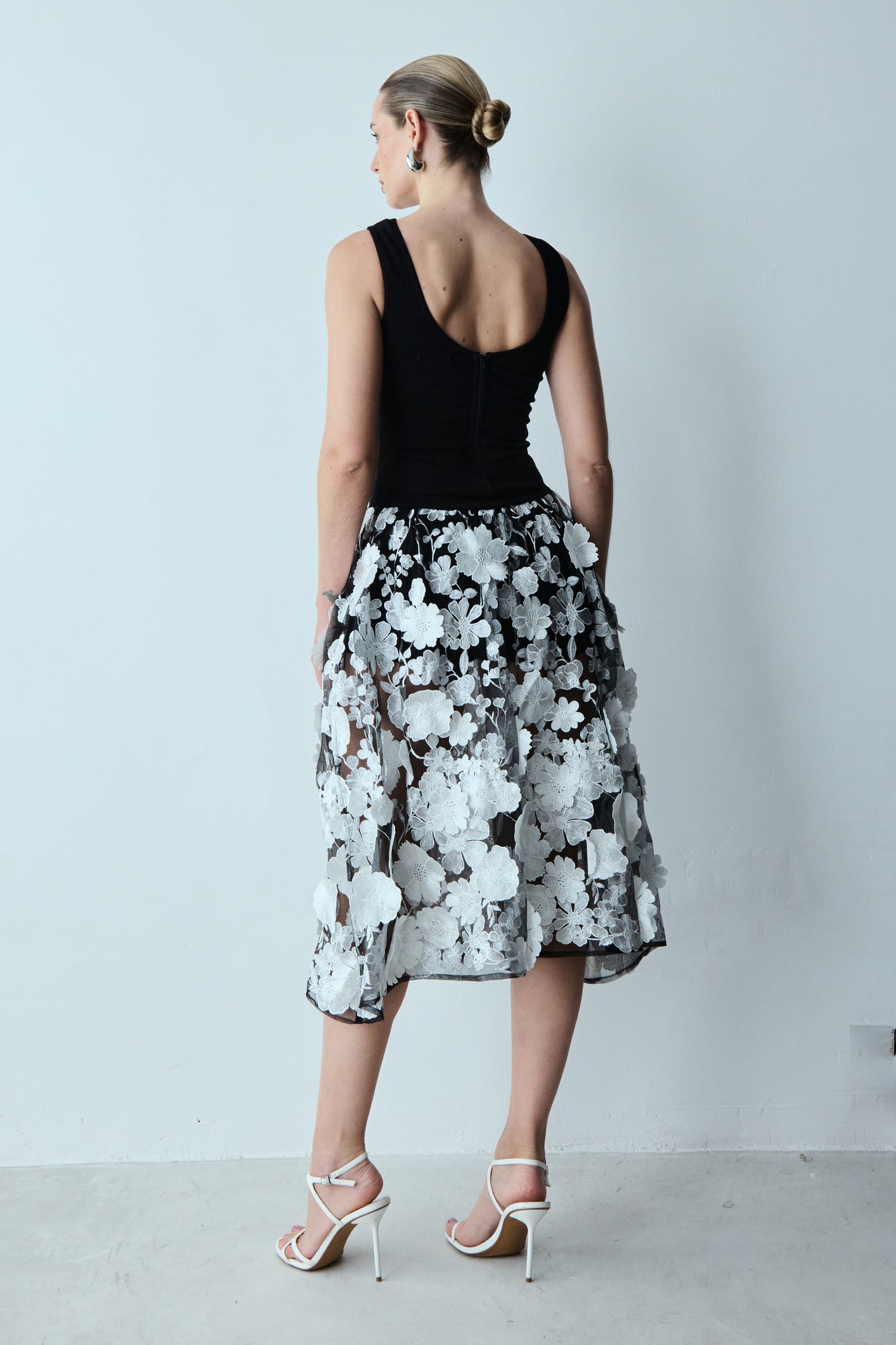 VESTIDO MIDI DECOTE U COSTAS E SAIA DE TULE BORDADO PRETO COM BRANCO