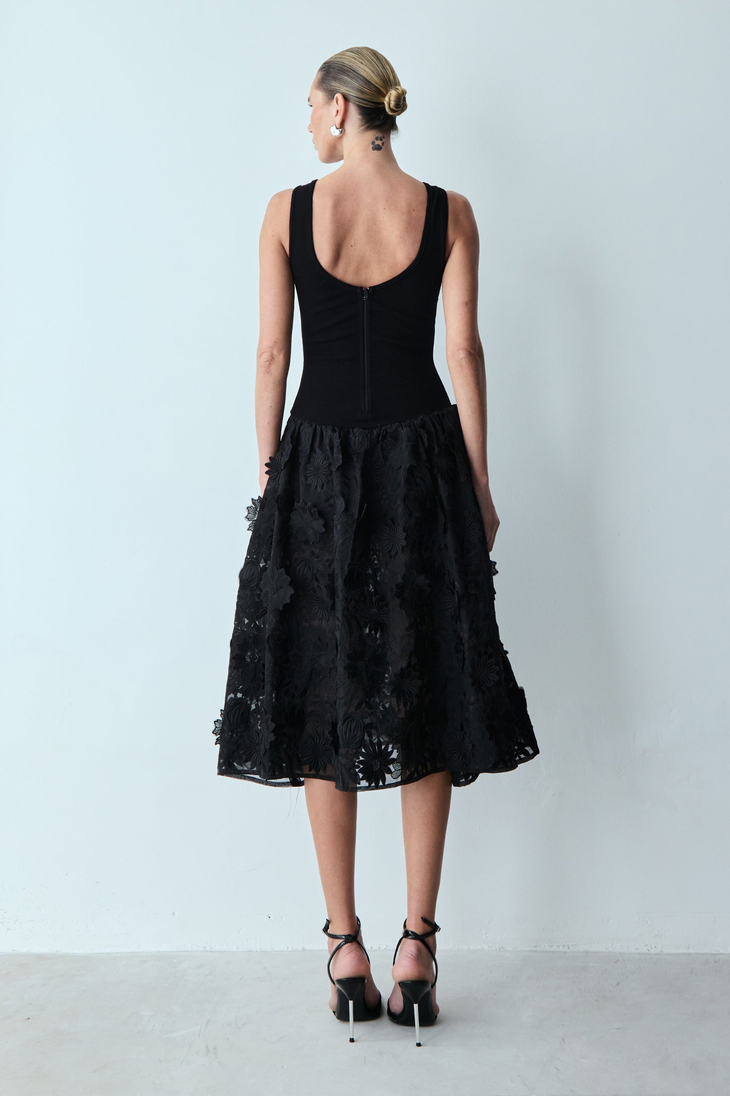 VESTIDO MIDI DECOTE U COSTAS E SAIA DE TULE BORDADO '