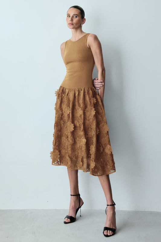 VESTIDO MIDI DECOTE U COSTAS E SAIA DE TULE BORDADO KAKI