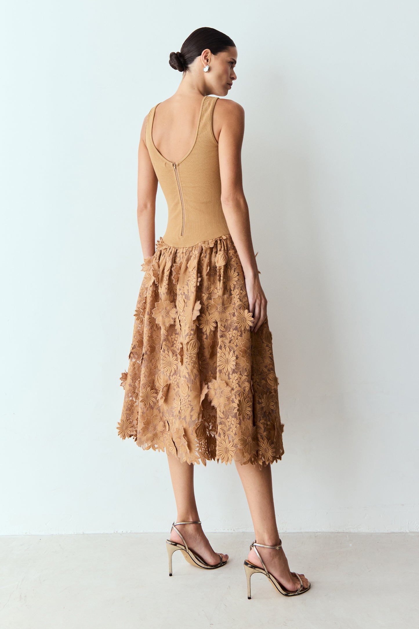 VESTIDO MIDI DECOTE U COSTAS E SAIA DE TULE BORDADO KAKI