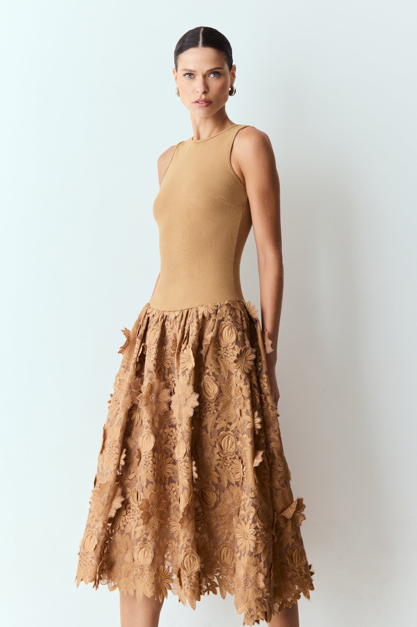 VESTIDO MIDI DECOTE U COSTAS E SAIA DE TULE BORDADO KAKI