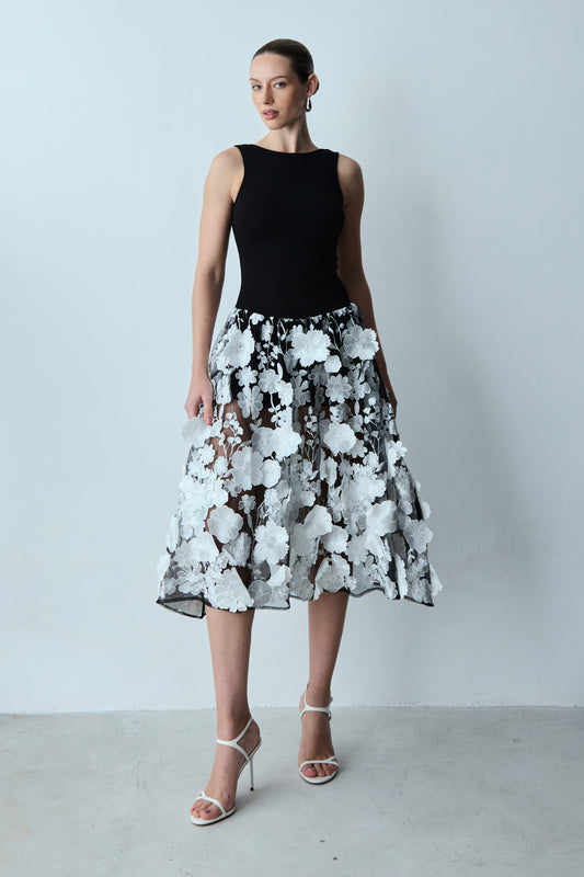 VESTIDO MIDI DECOTE U COSTAS E SAIA DE TULE BORDADO PRETO COM BRANCO