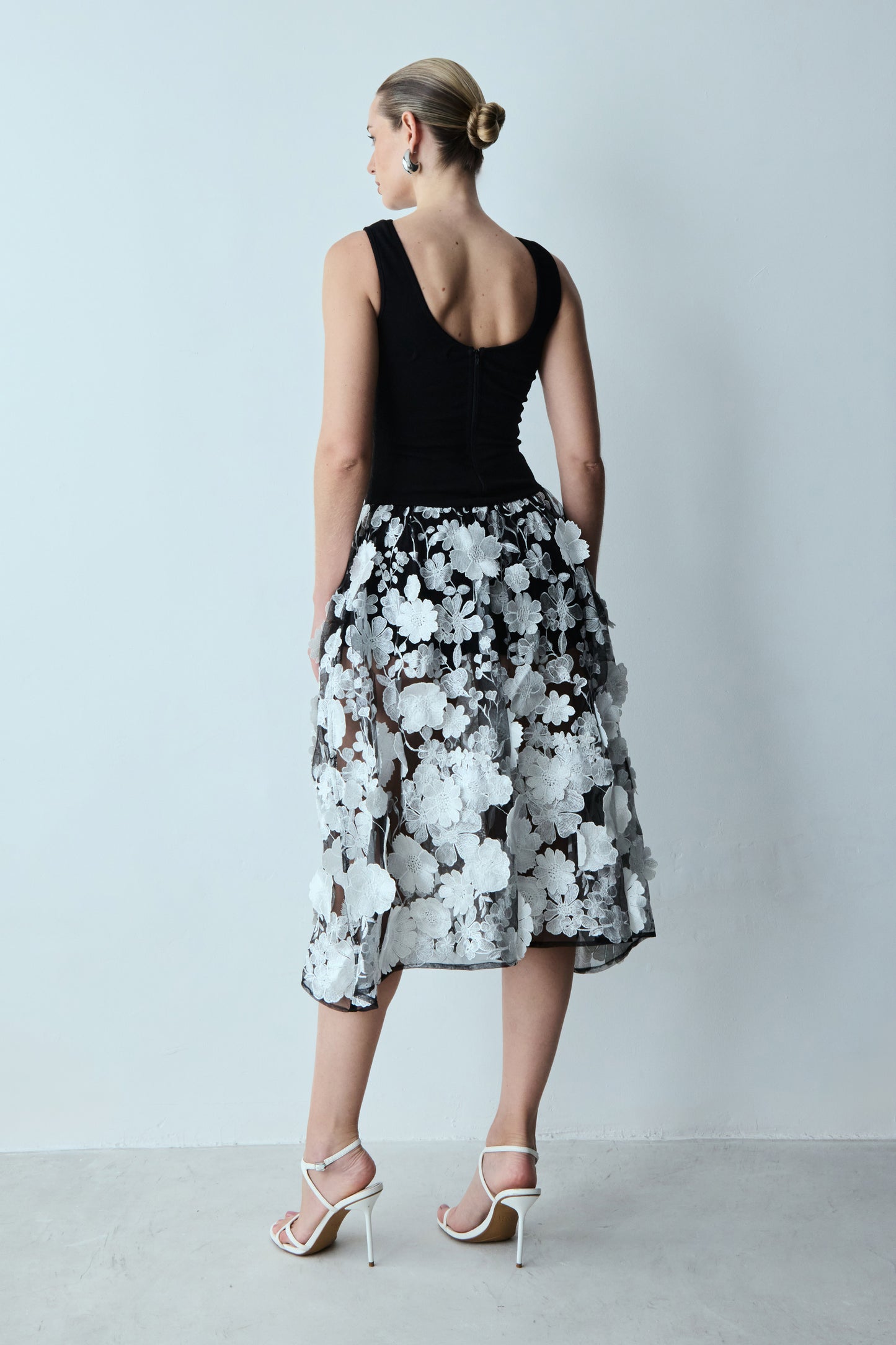 VESTIDO MIDI DECOTE U COSTAS E SAIA DE TULE BORDADO PRETO COM BRANCO