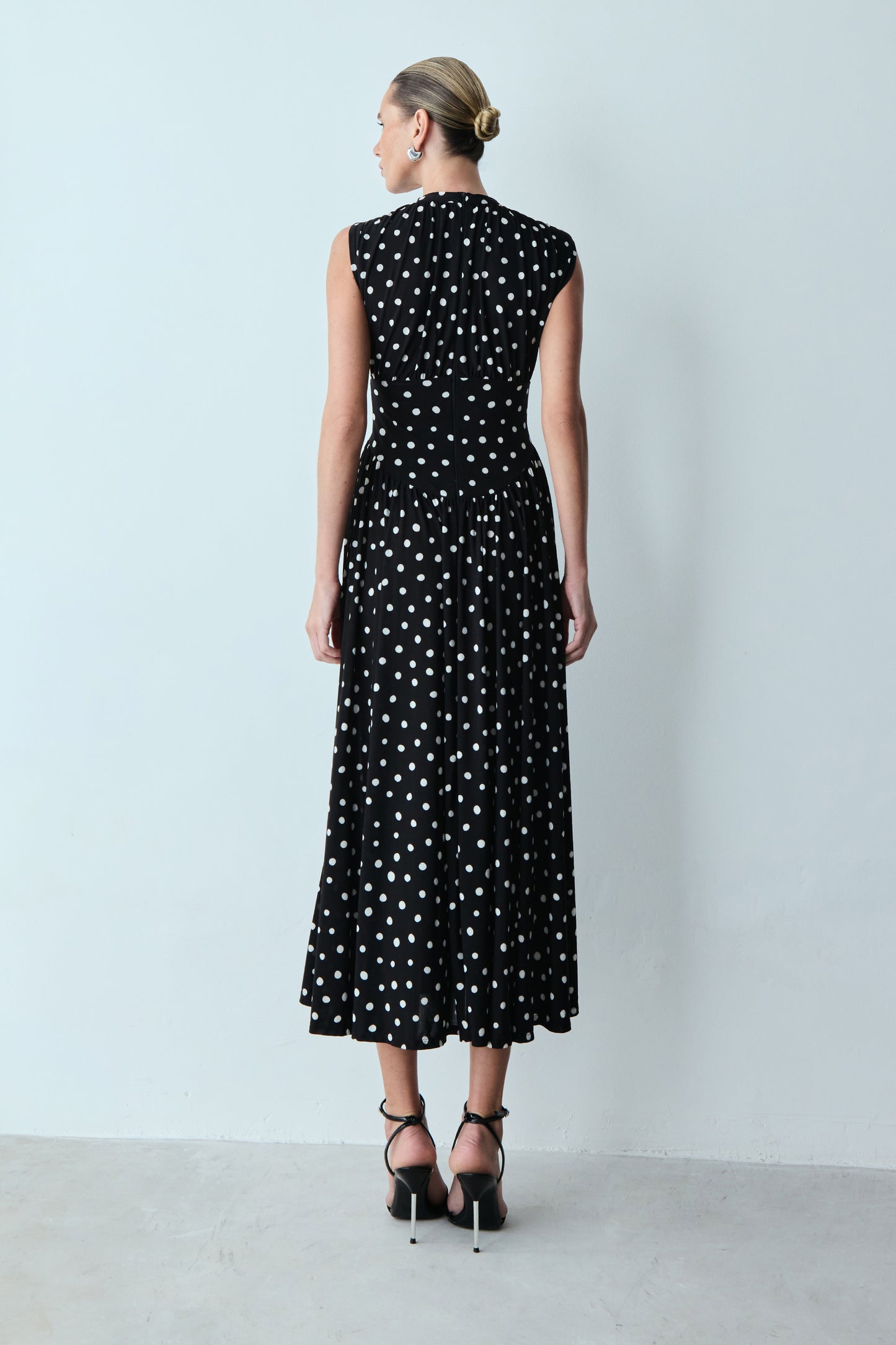 VESTIDO MIDI FRANZIDOS OMBROS COS LARGO SAIA POÁ AMPLA PRETO