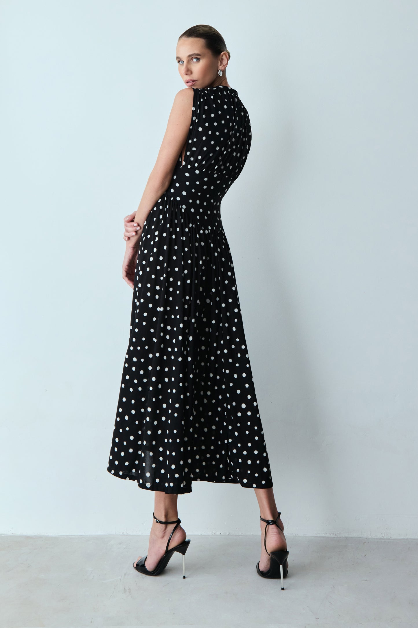 VESTIDO MIDI FRANZIDOS OMBROS COS LARGO SAIA POÁ AMPLA PRETO